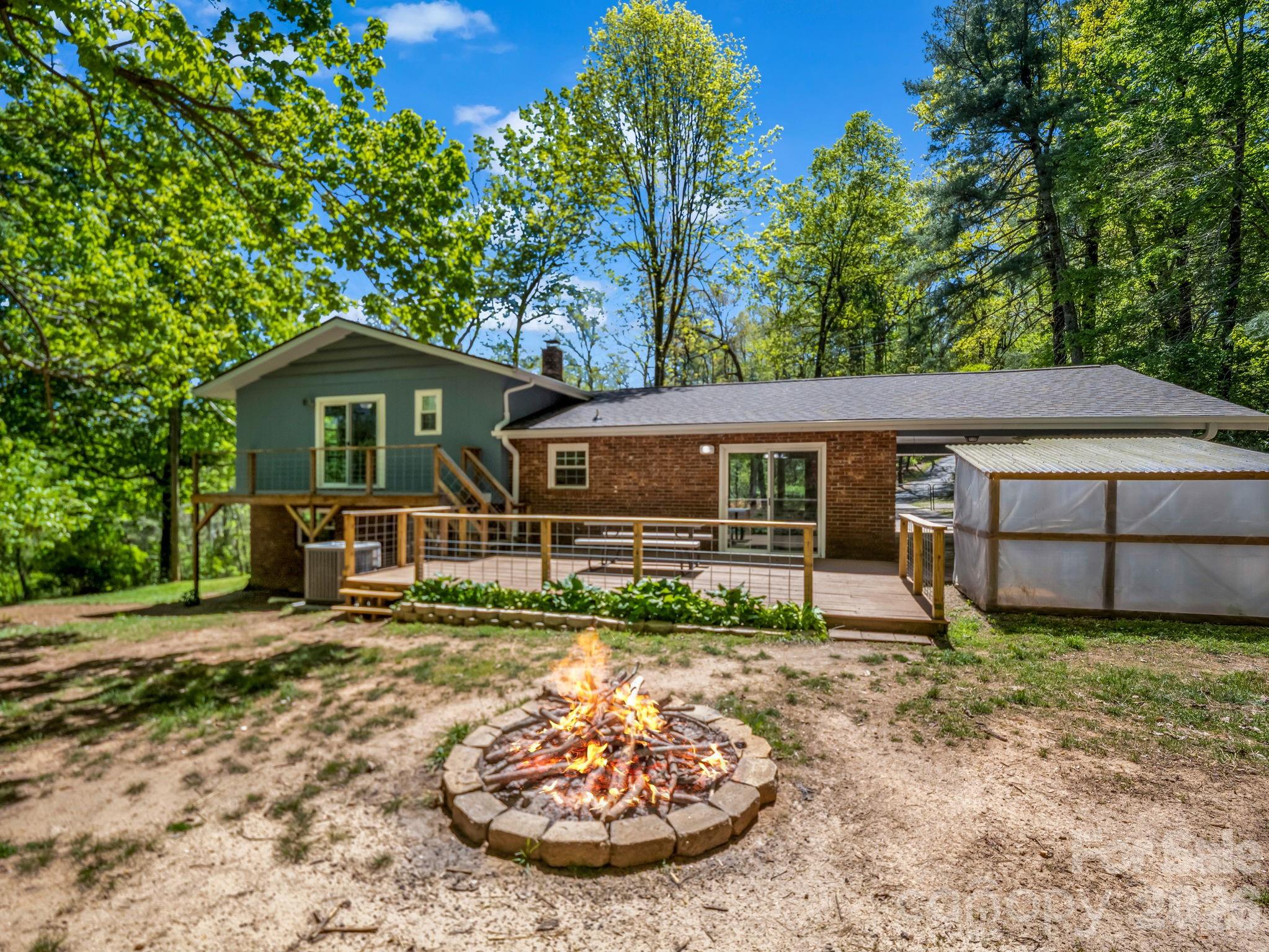 31 Firefly Lane — Saluda
