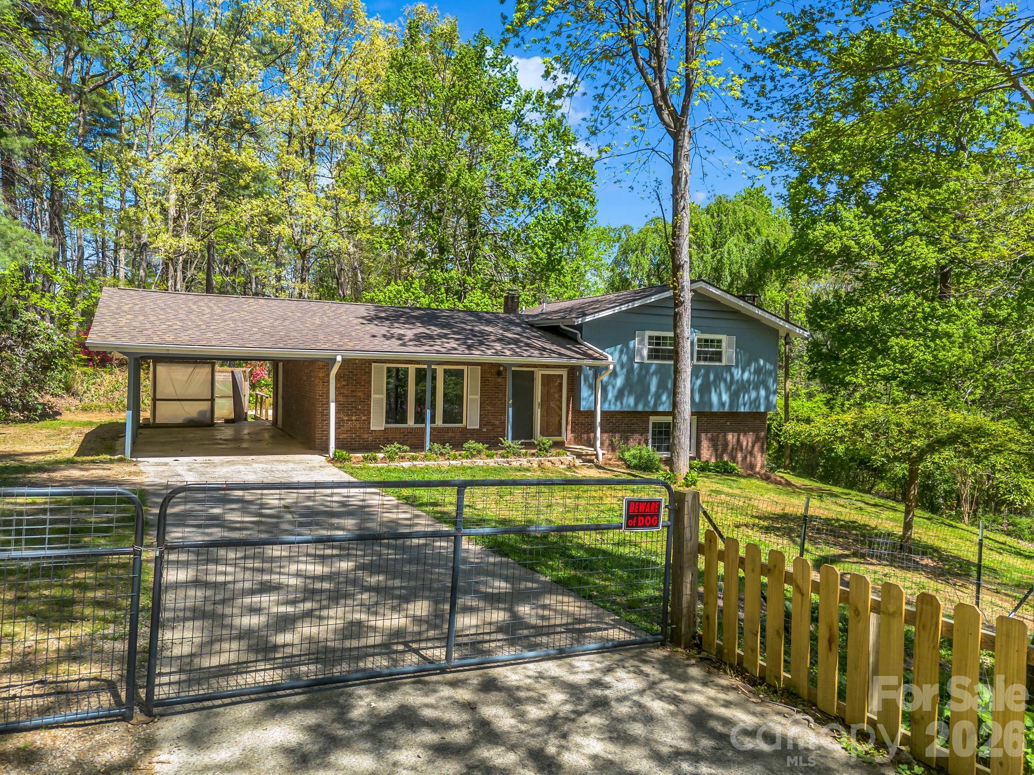 31 Firefly Lane — Saluda