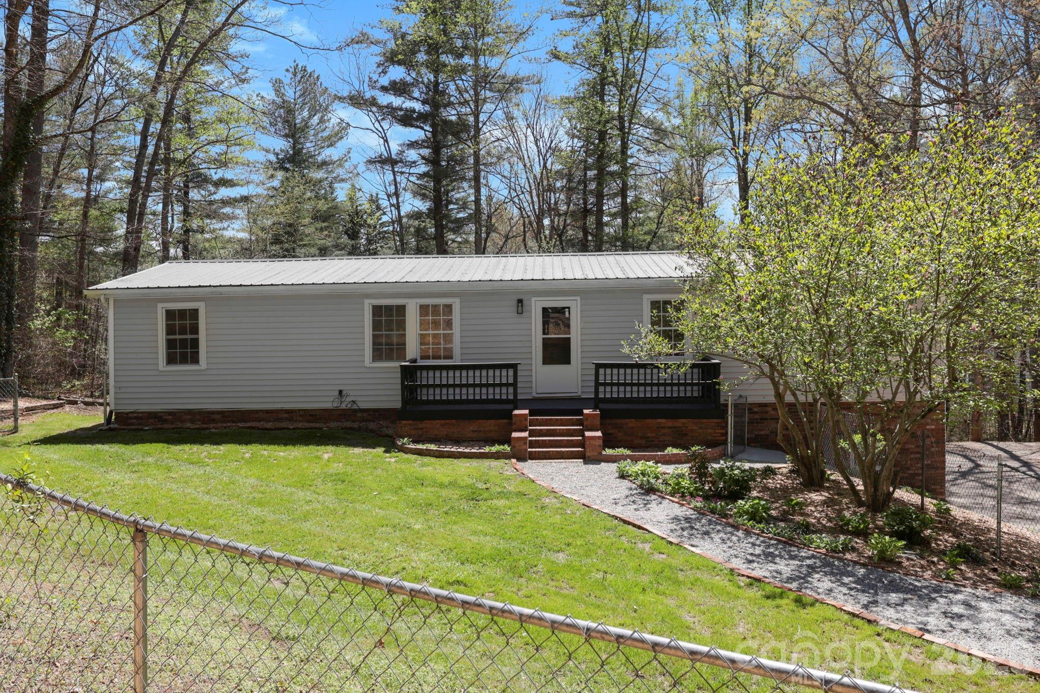 5 Country Road — Hendersonville