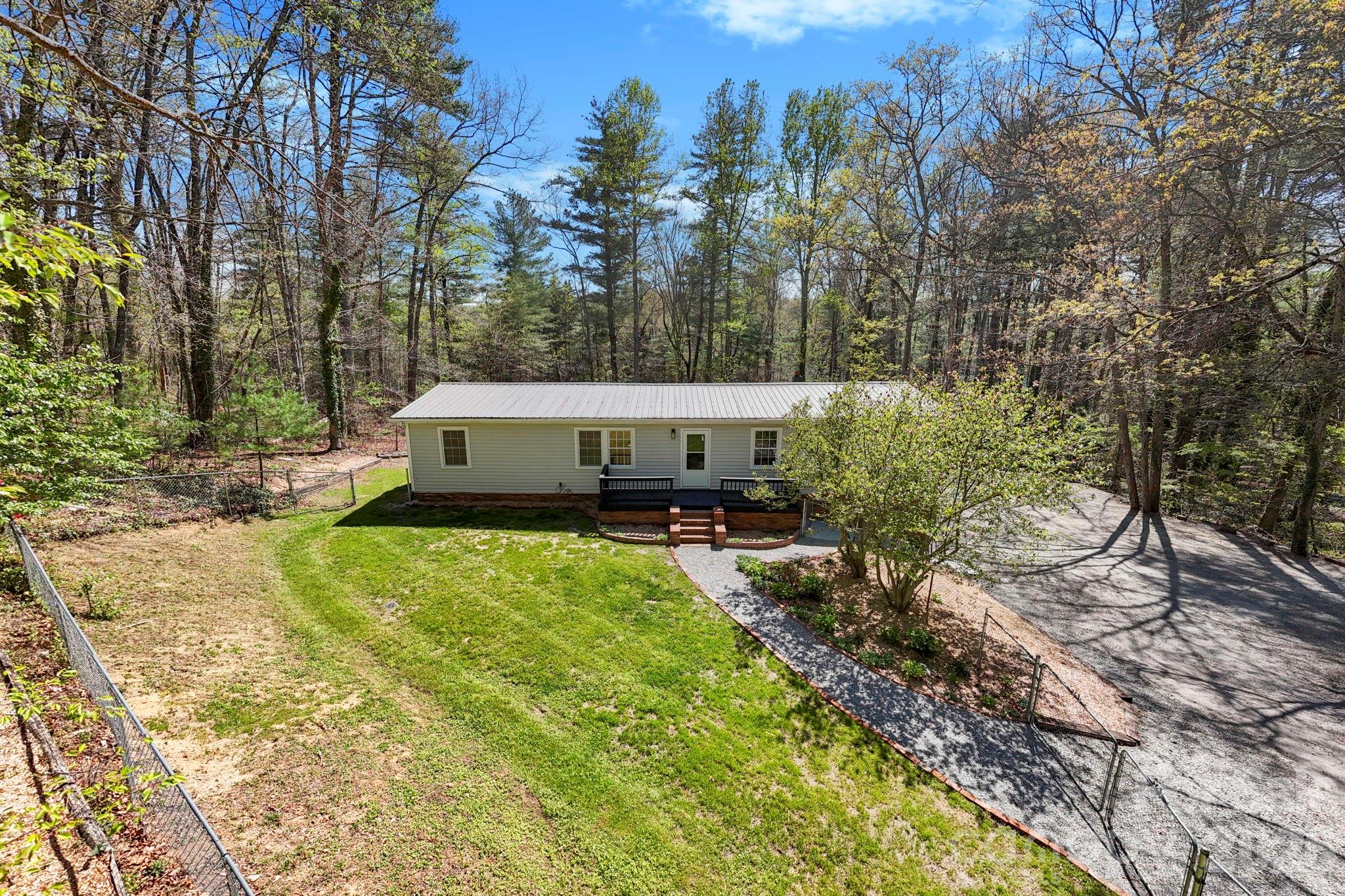 5 Country Road — Hendersonville