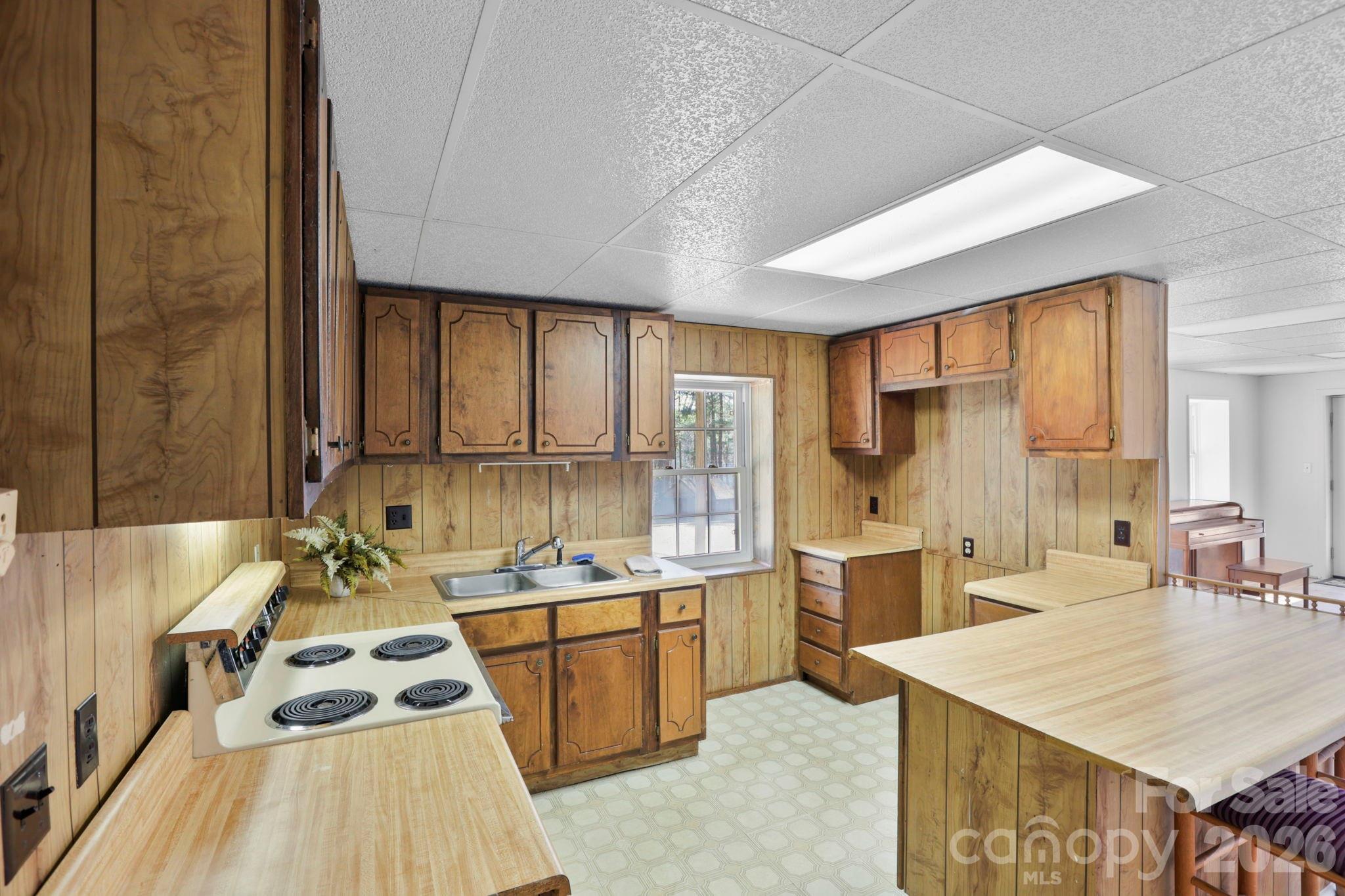 5 Country Road — Hendersonville