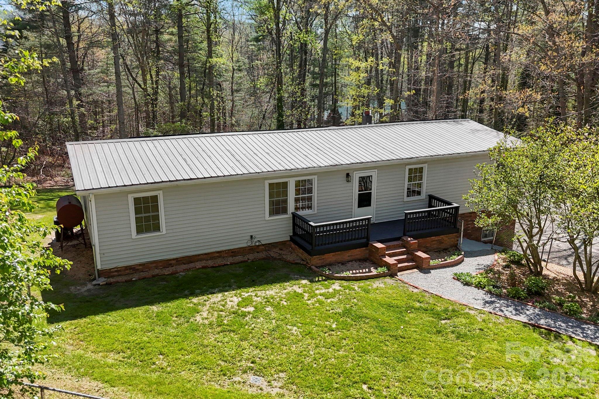 5 Country Road — Hendersonville