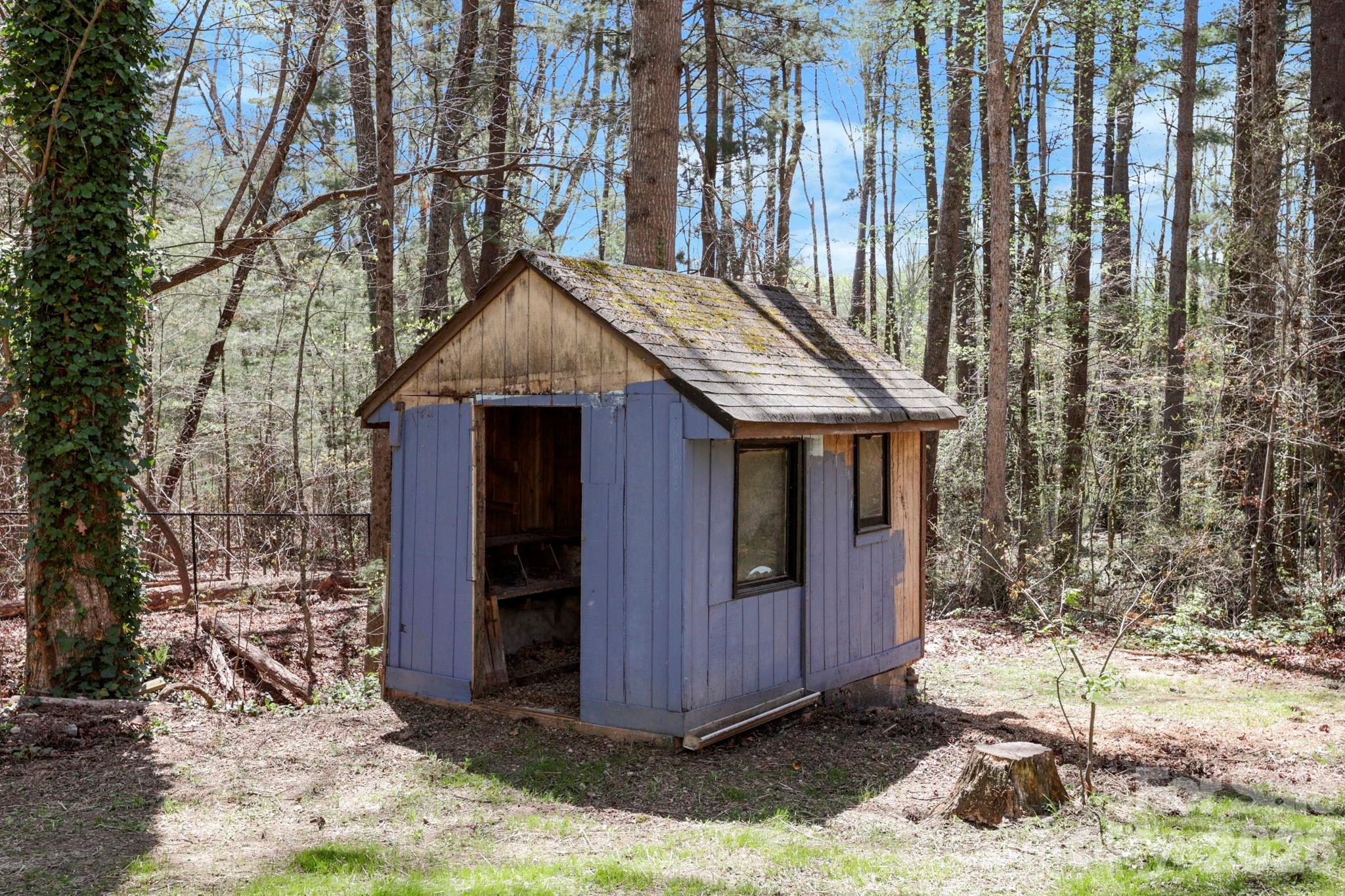 5 Country Road — Hendersonville