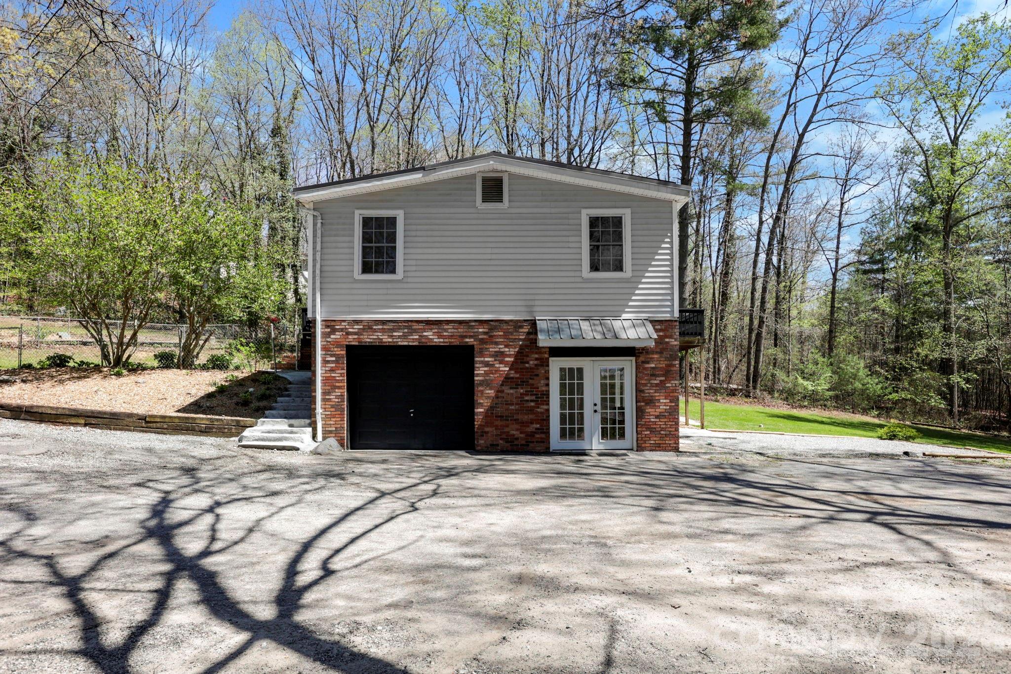 5 Country Road — Hendersonville