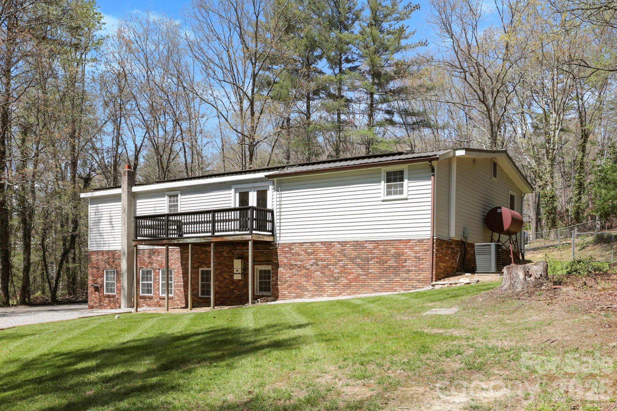 5 Country Road — Hendersonville