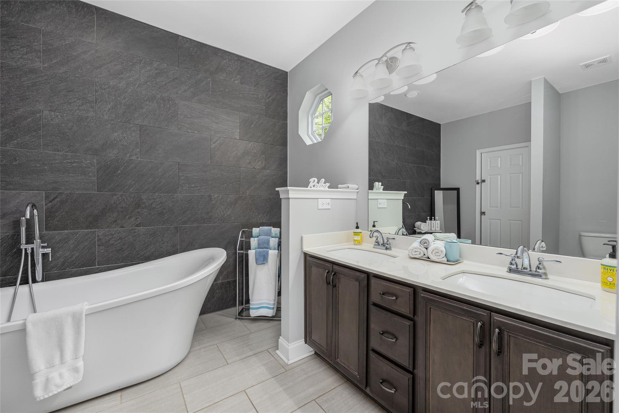 1325 Lytton Lane — Catawba
