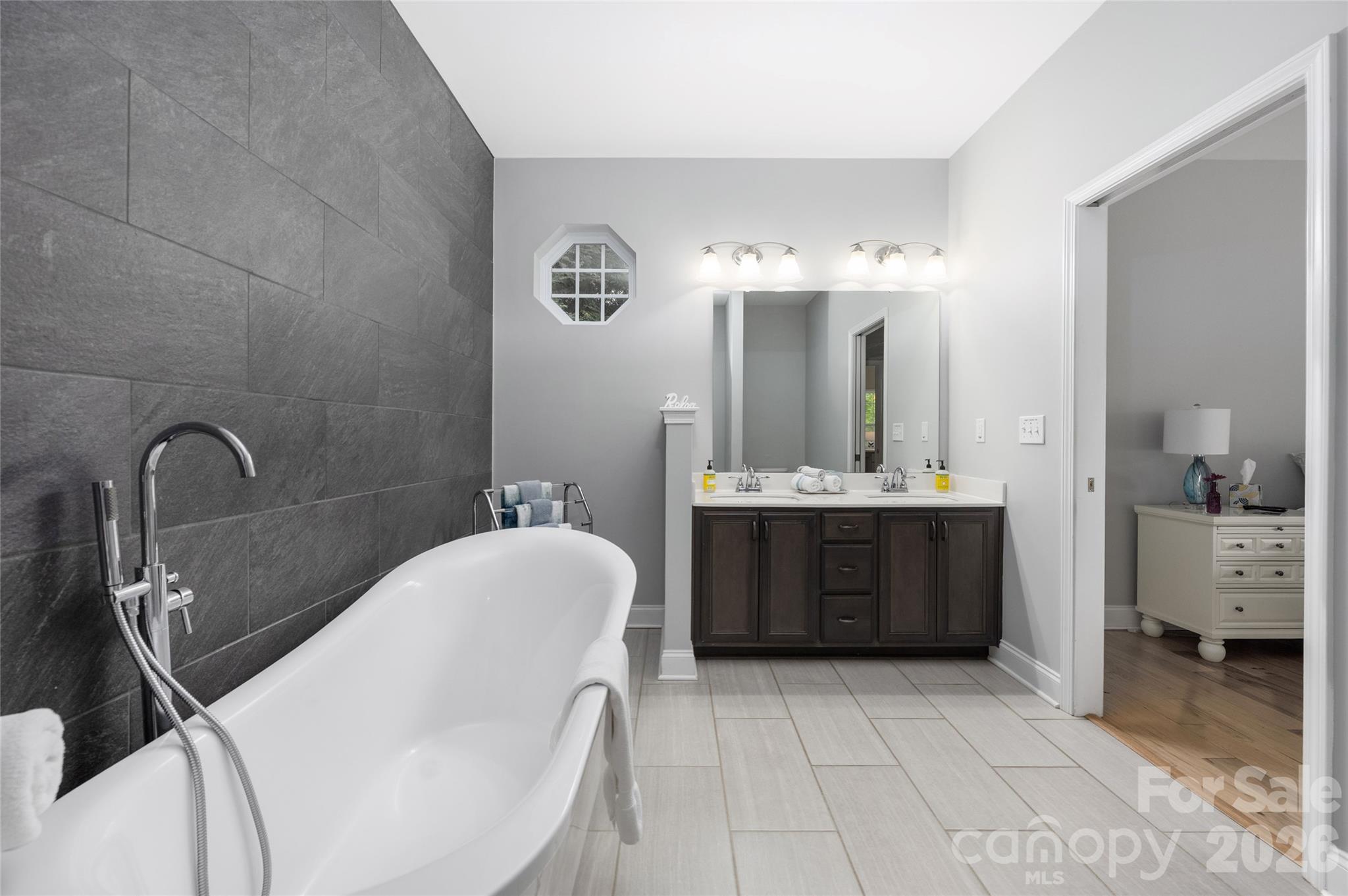1325 Lytton Lane — Catawba
