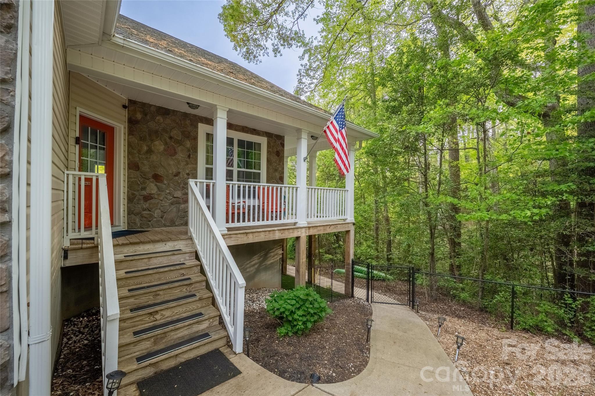 1325 Lytton Lane — Catawba