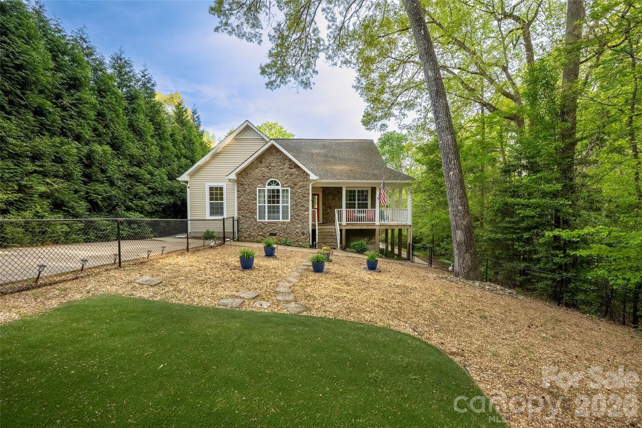1325 Lytton Lane — Catawba