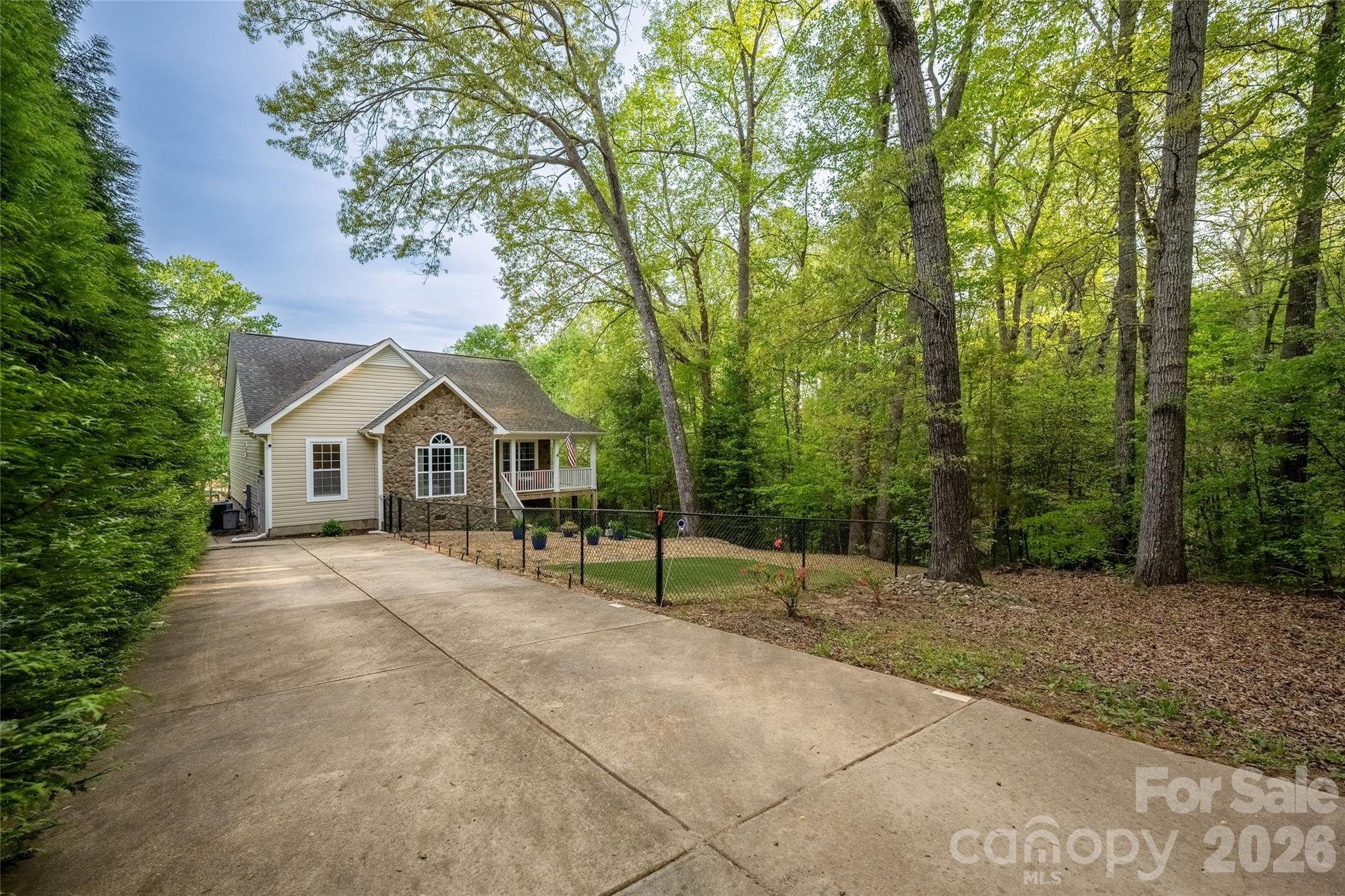 1325 Lytton Lane — Catawba