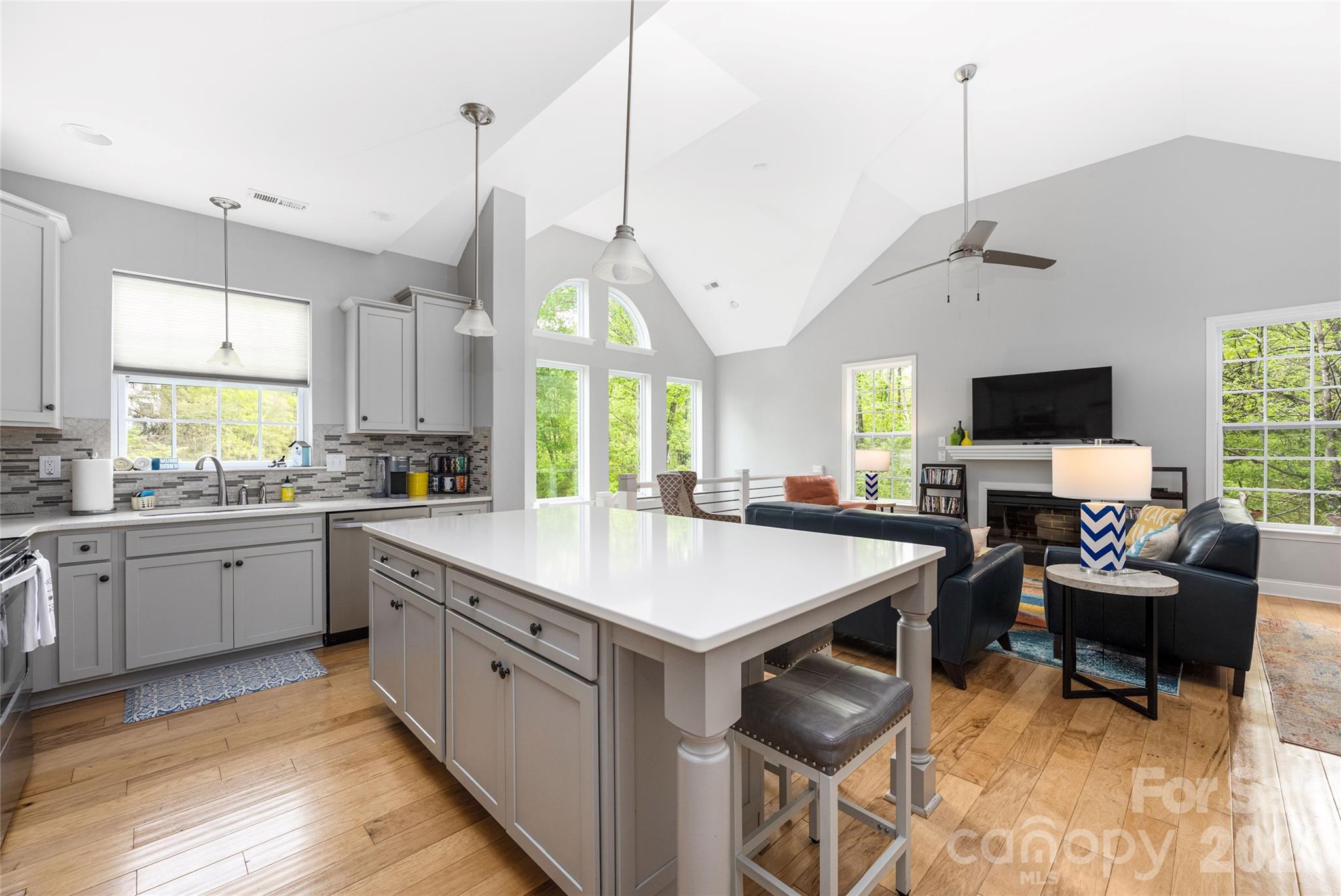 1325 Lytton Lane — Catawba