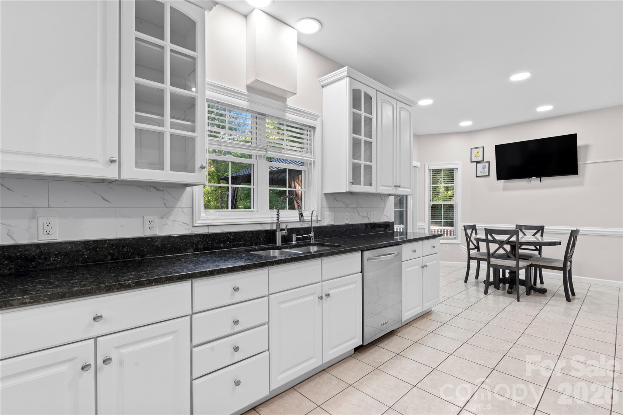 220 35th Avenue NE — Hickory