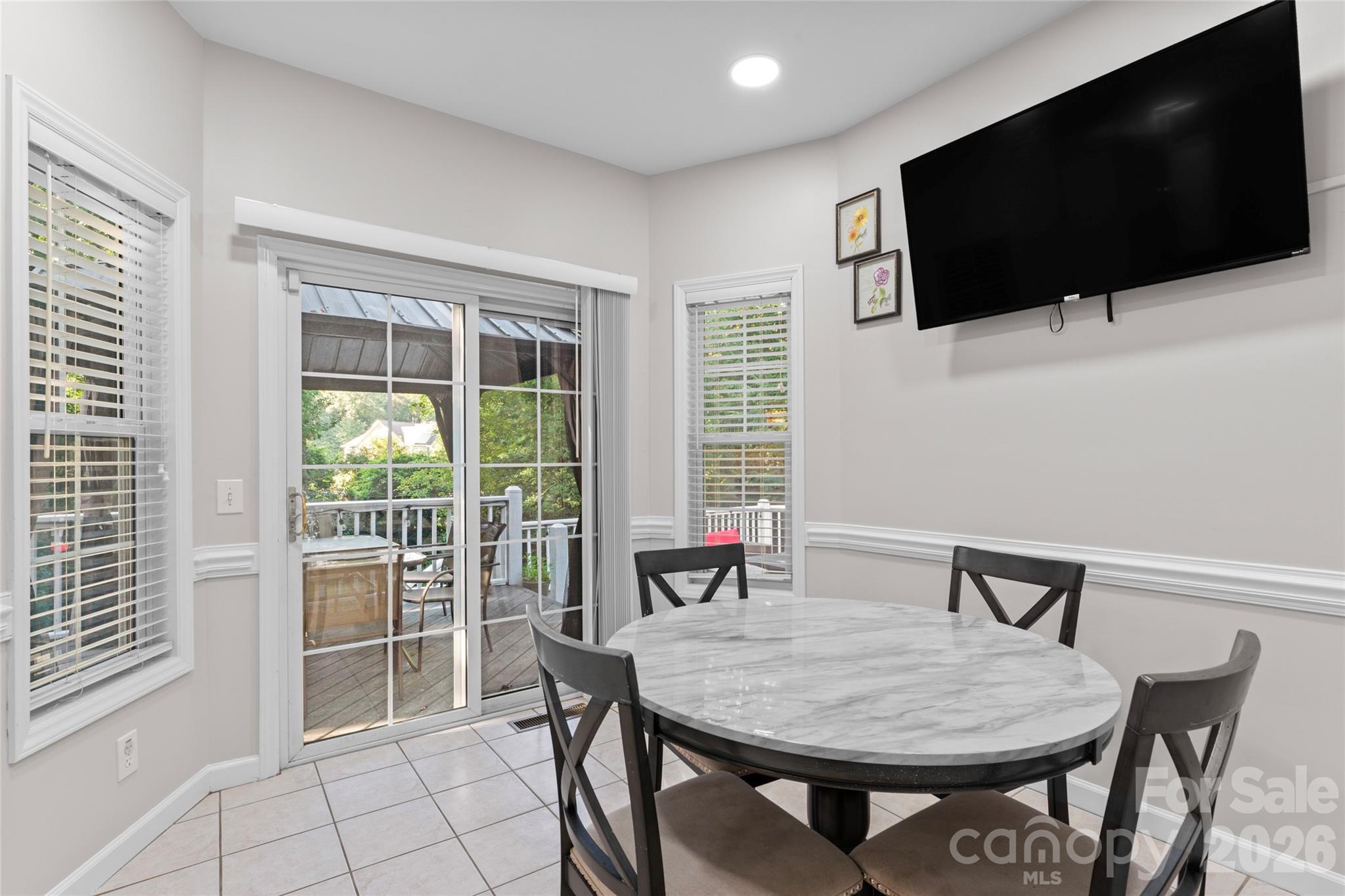 220 35th Avenue NE — Hickory