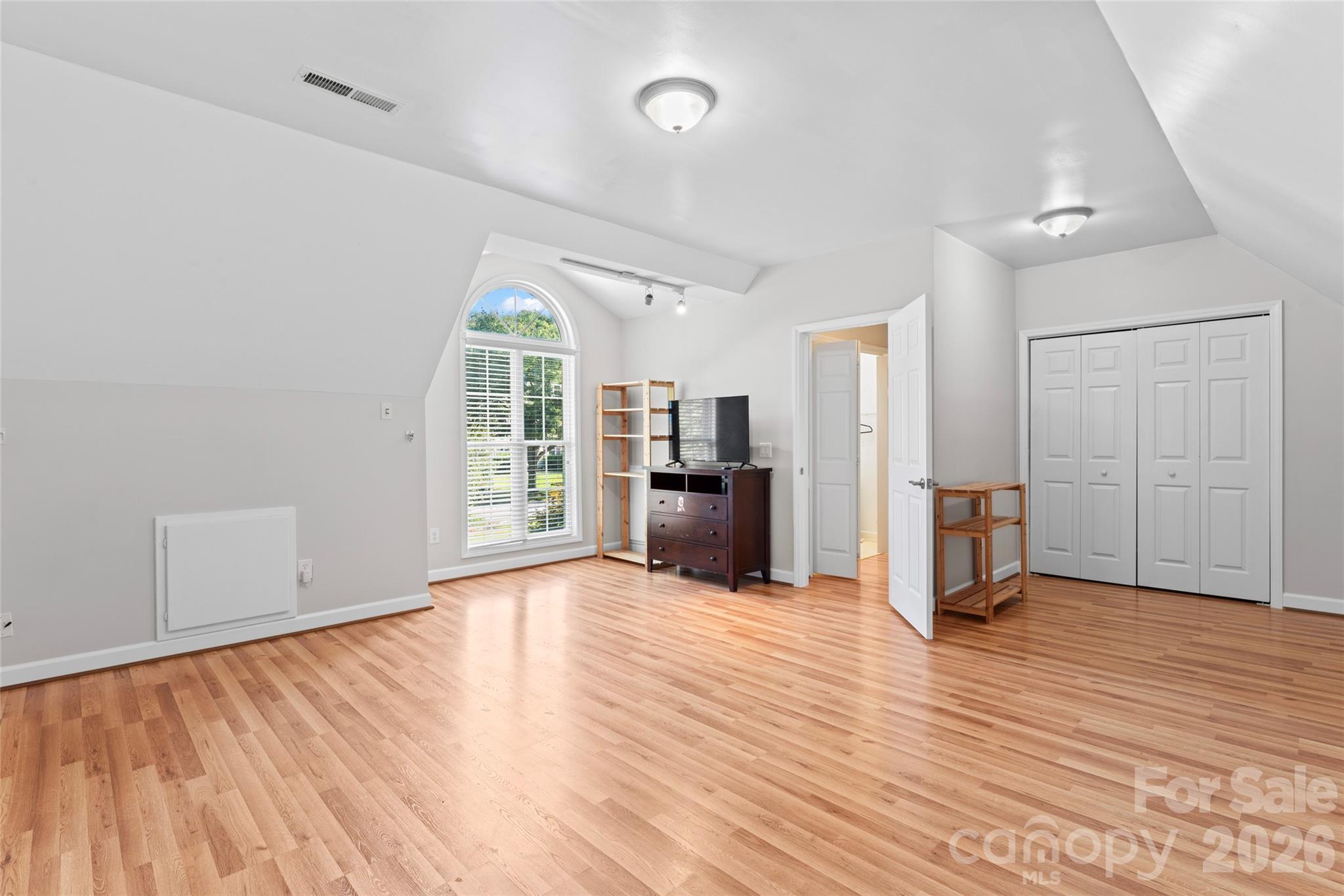 220 35th Avenue NE — Hickory