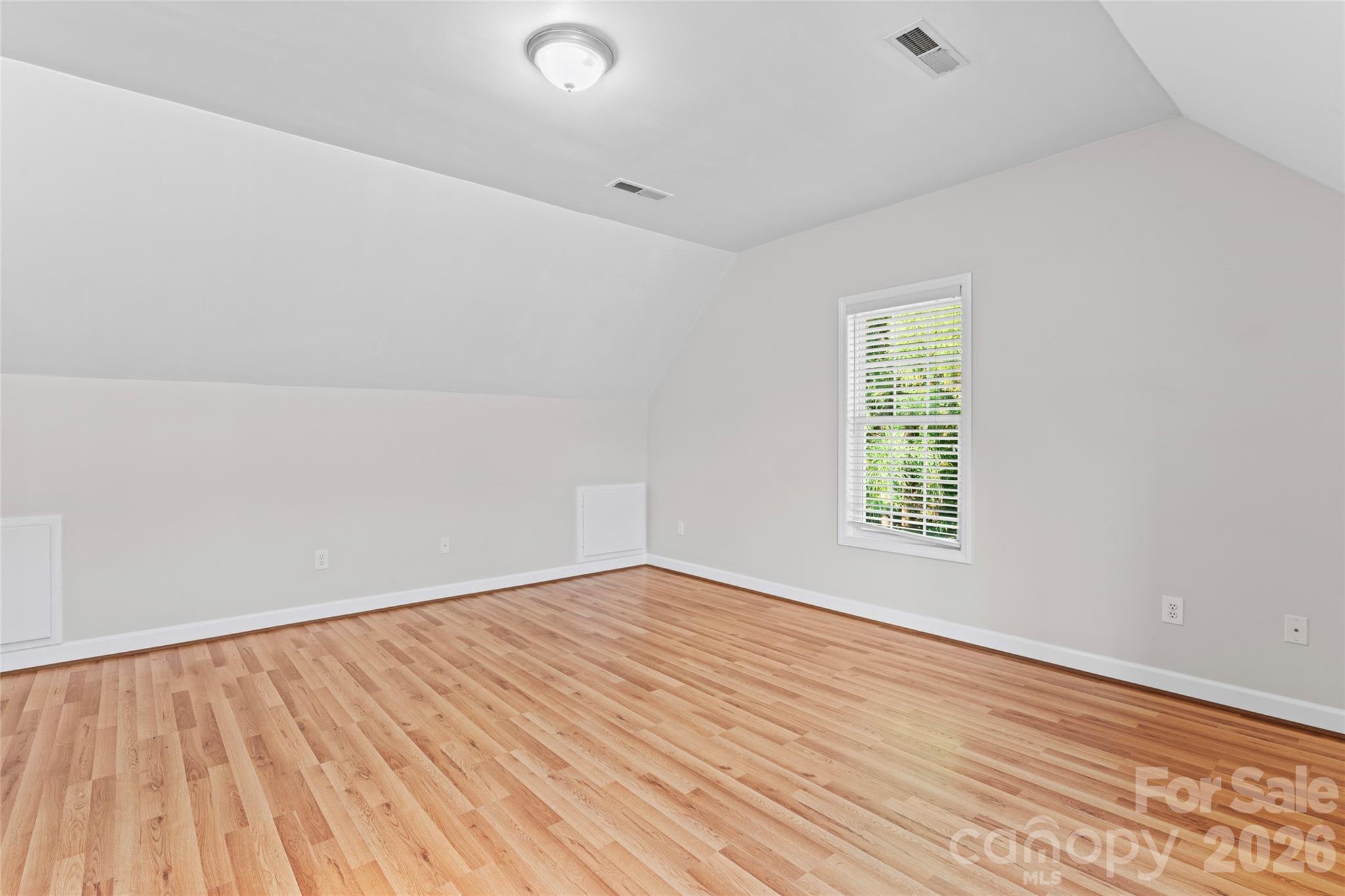 220 35th Avenue NE — Hickory