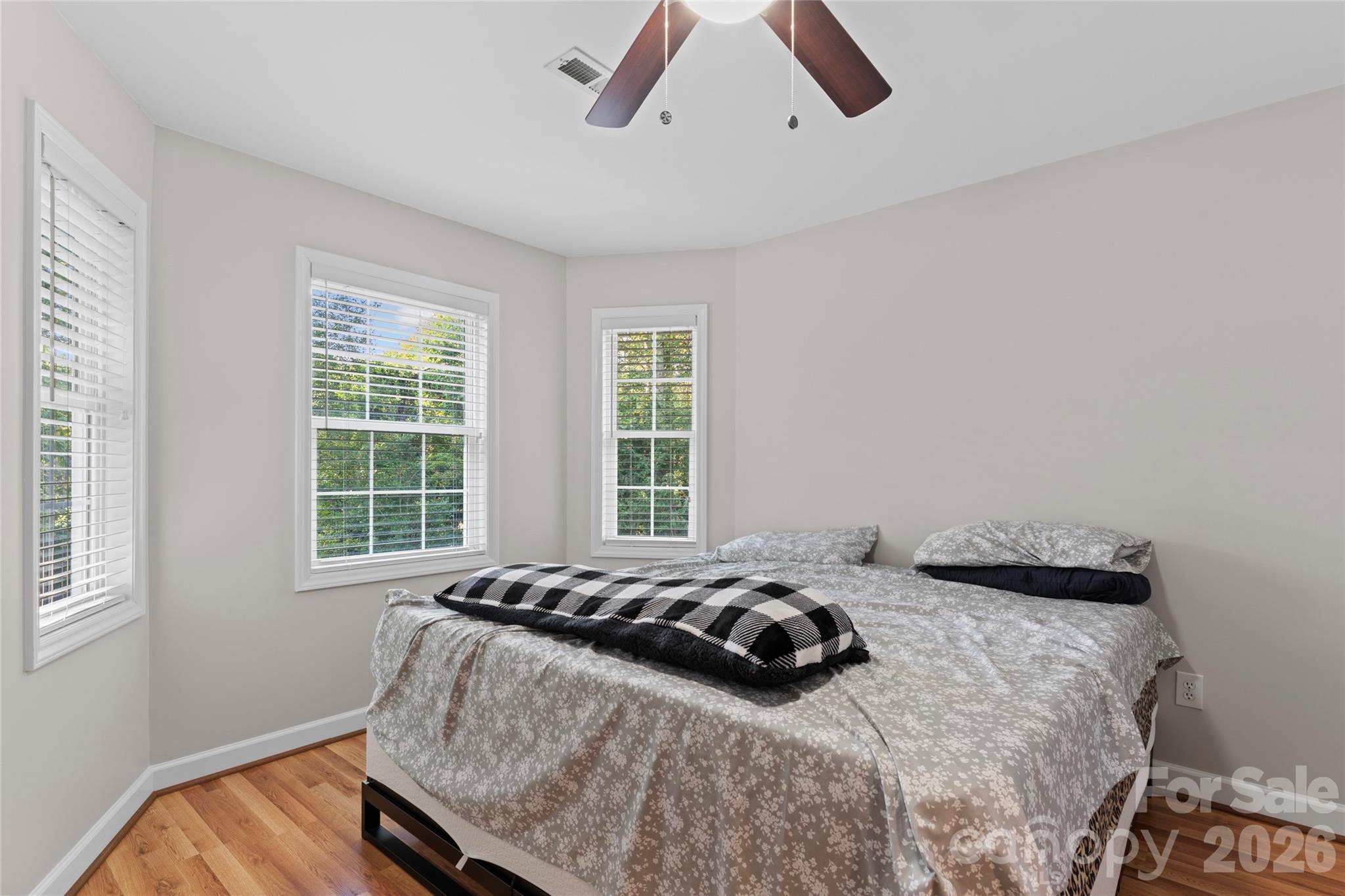 220 35th Avenue NE — Hickory
