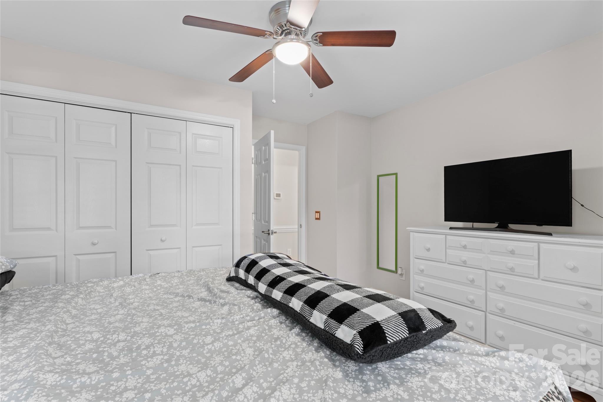 220 35th Avenue NE — Hickory