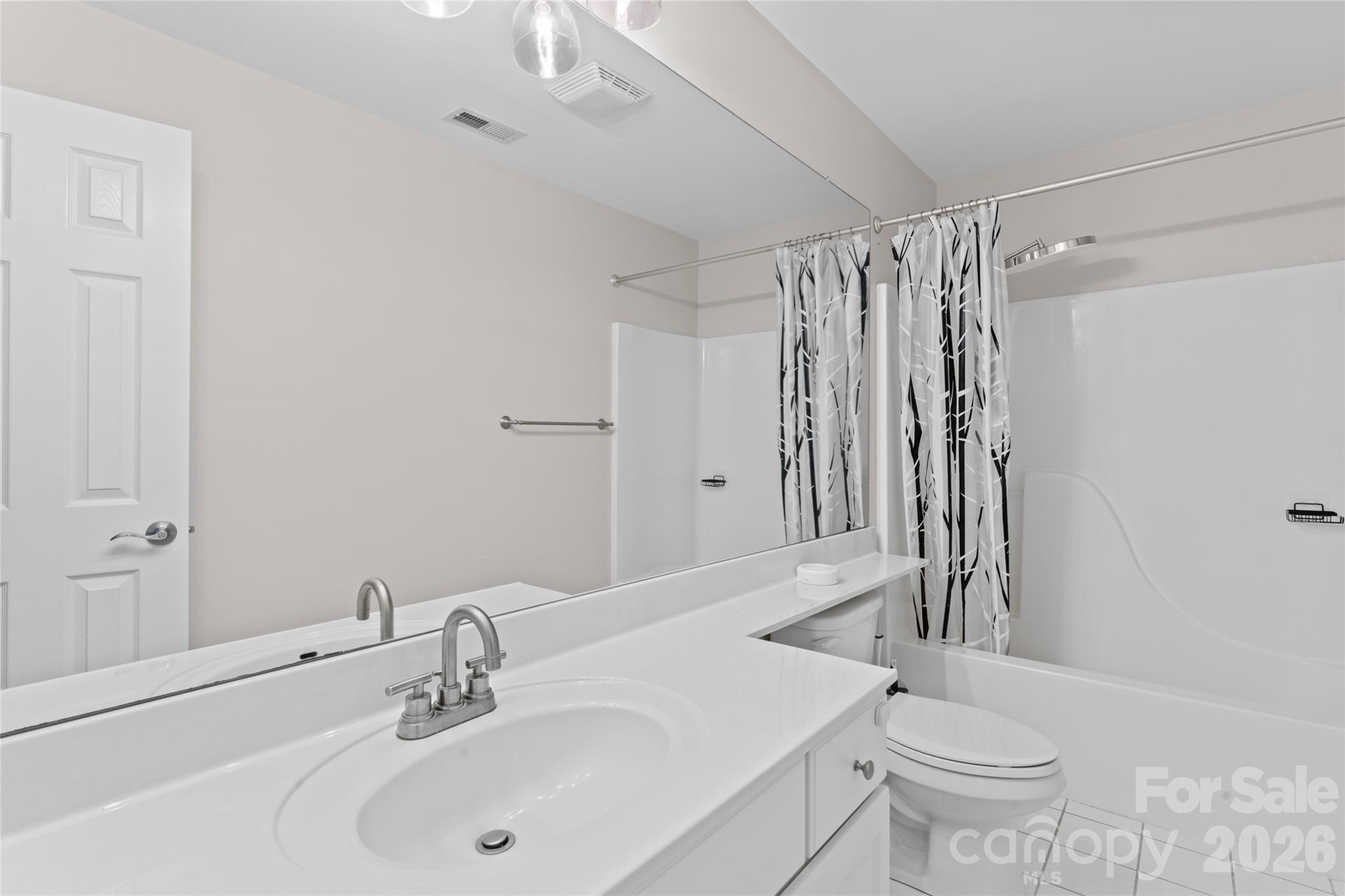 220 35th Avenue NE — Hickory