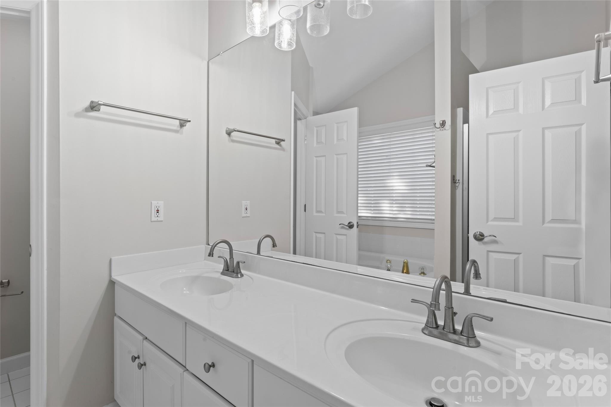 220 35th Avenue NE — Hickory