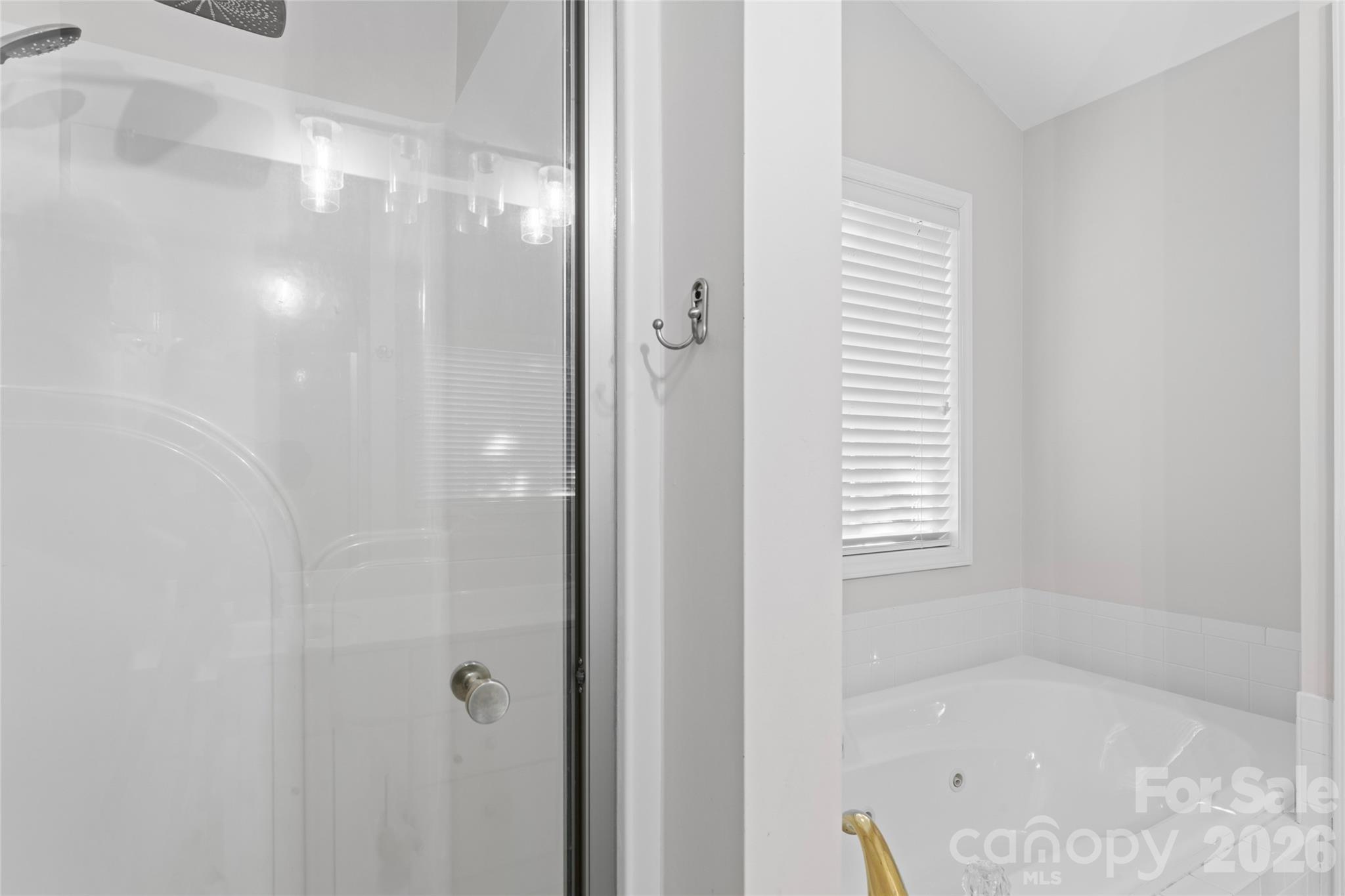 220 35th Avenue NE — Hickory