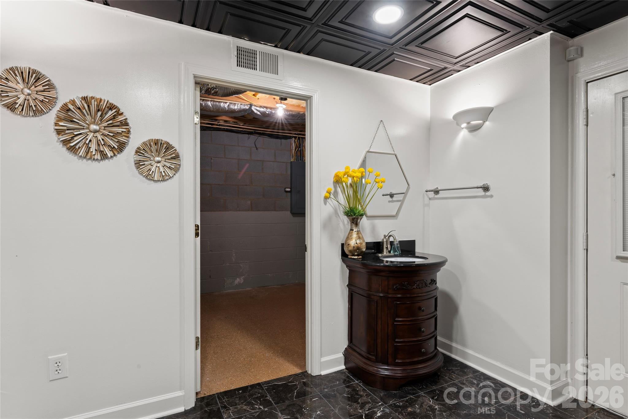 220 35th Avenue NE — Hickory