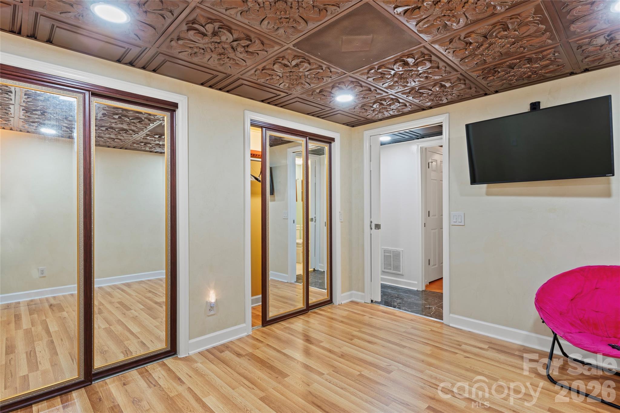 220 35th Avenue NE — Hickory