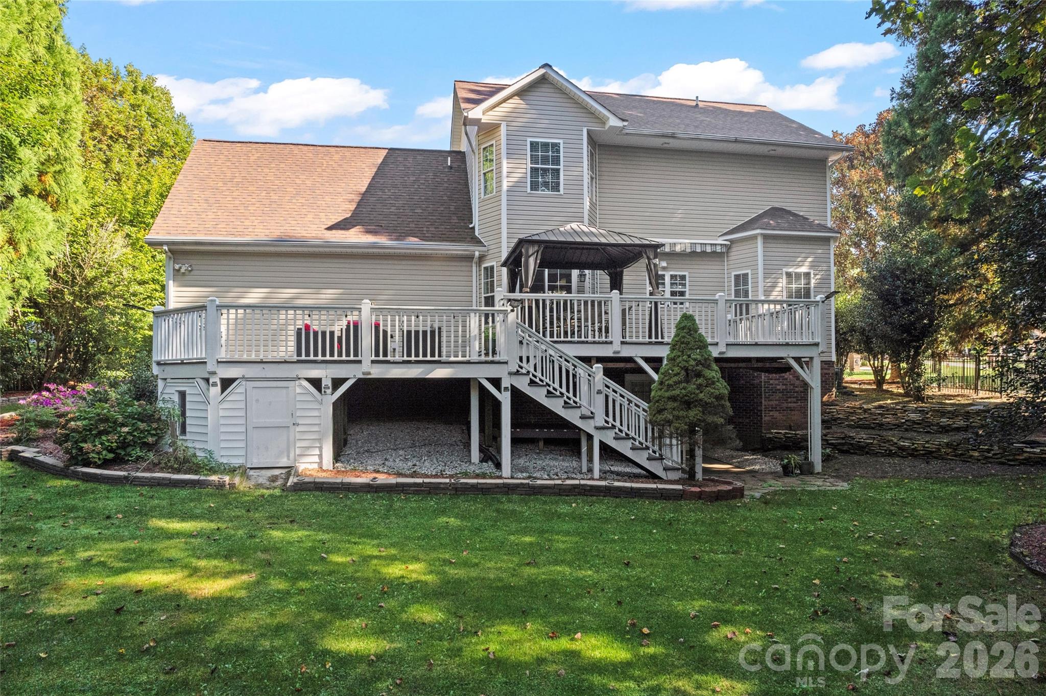 220 35th Avenue NE — Hickory