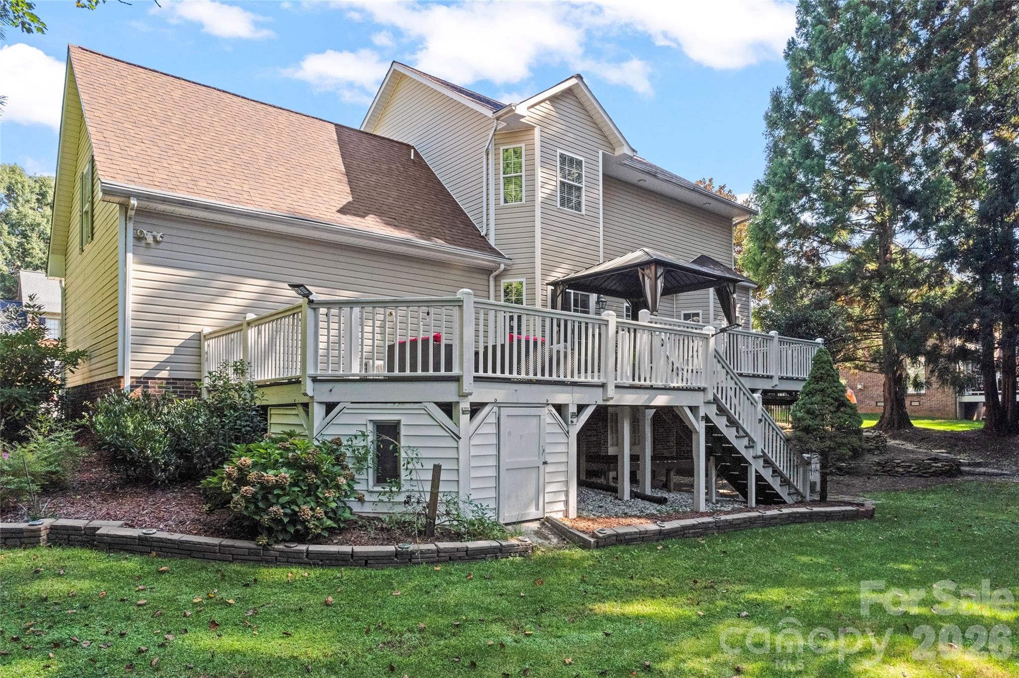 220 35th Avenue NE — Hickory