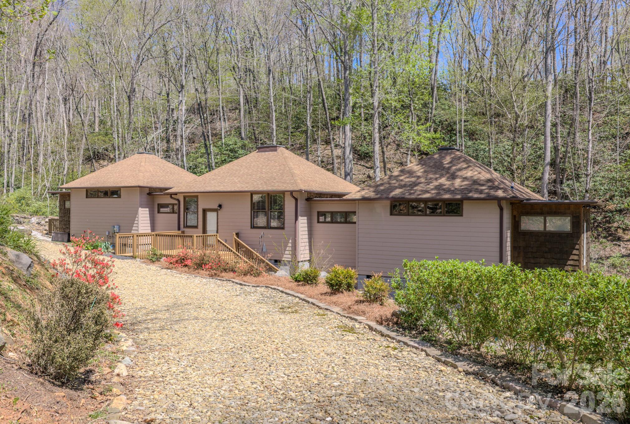 426 Cook Town Road — Bakersville