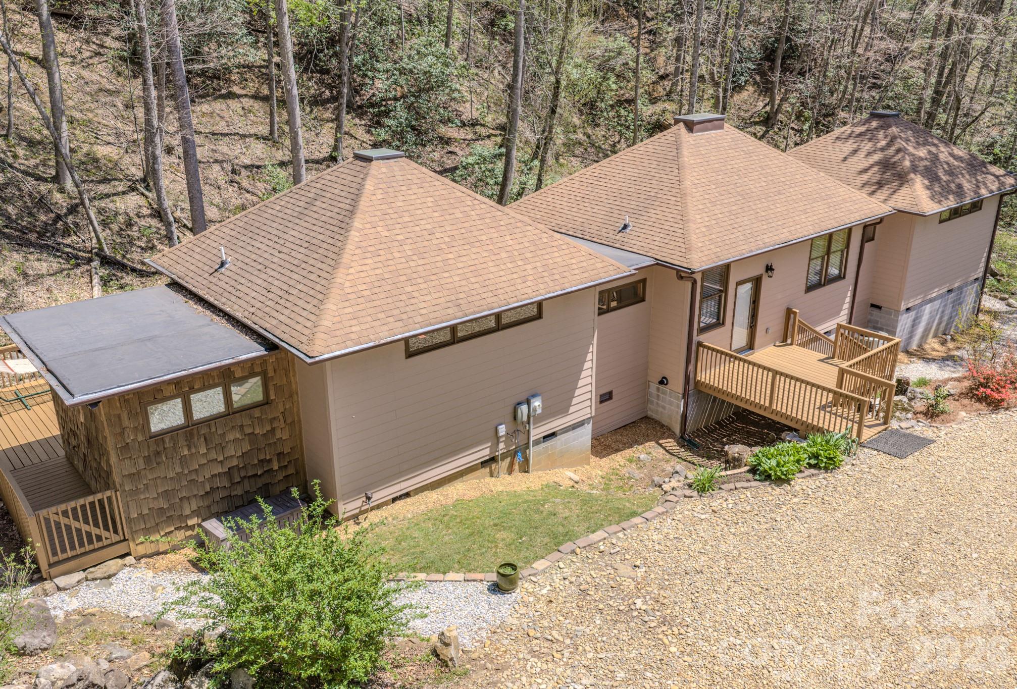 426 Cook Town Road — Bakersville