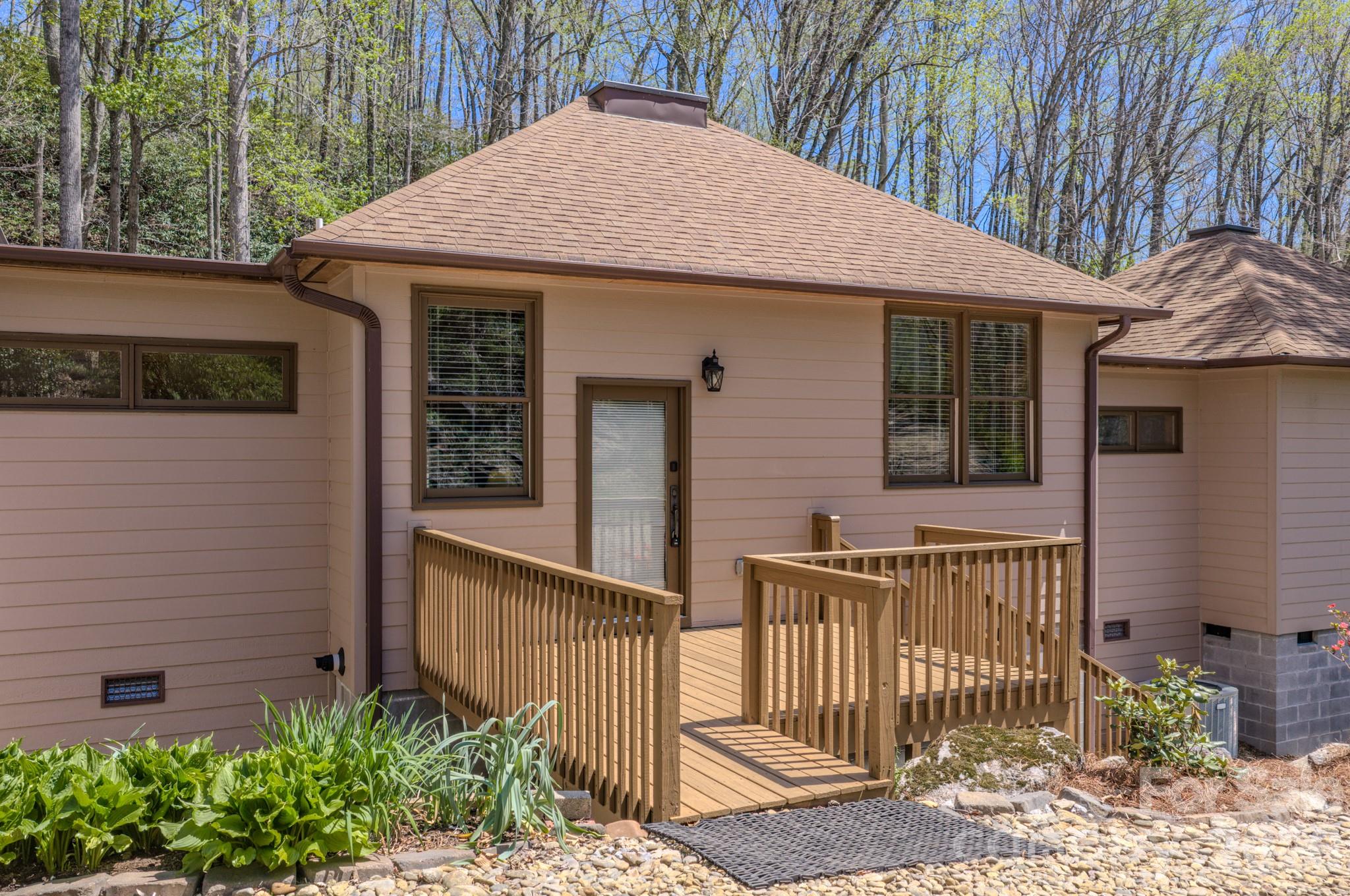426 Cook Town Road — Bakersville
