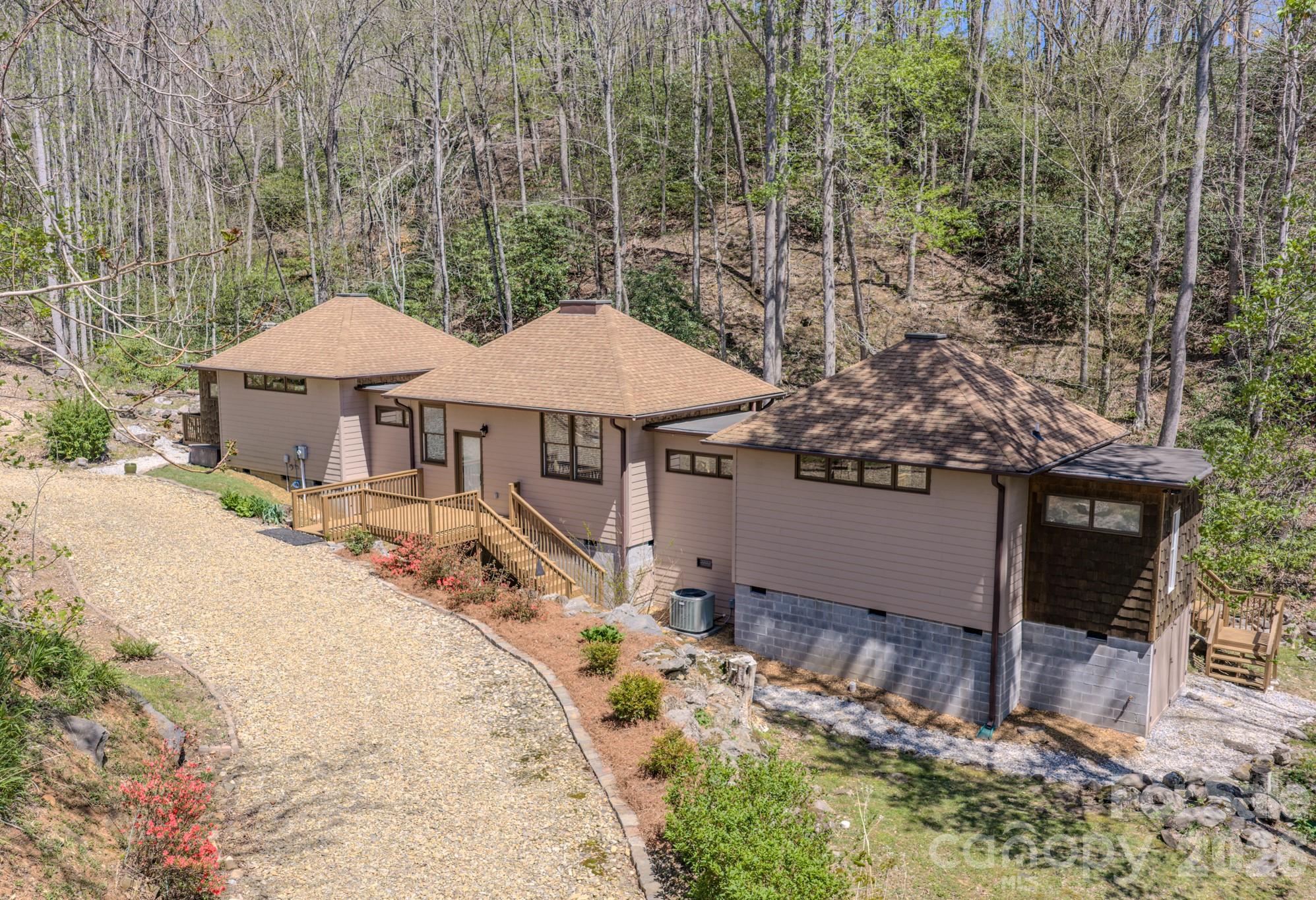 426 Cook Town Road — Bakersville