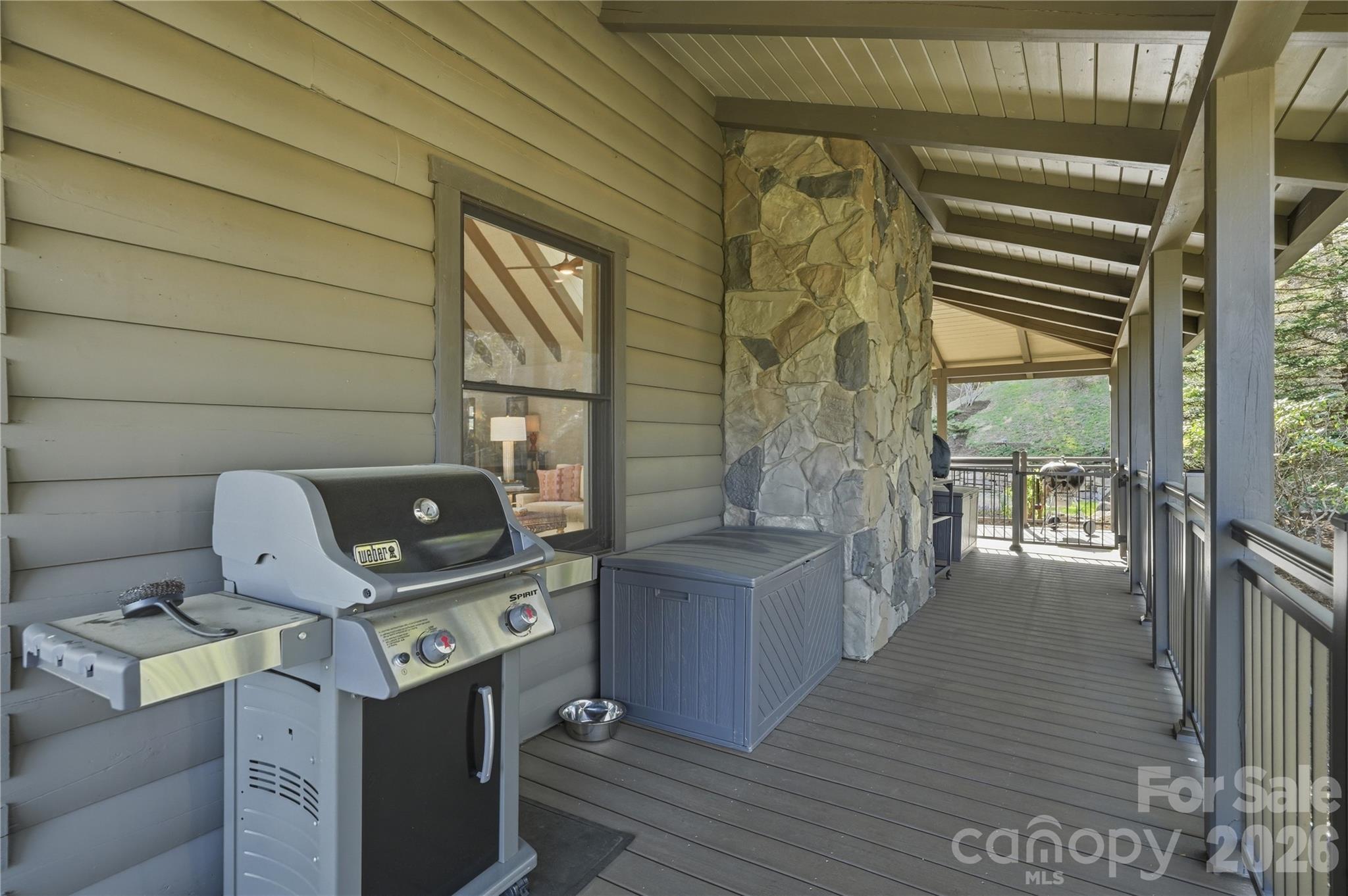 151 Man O War South — Vilas