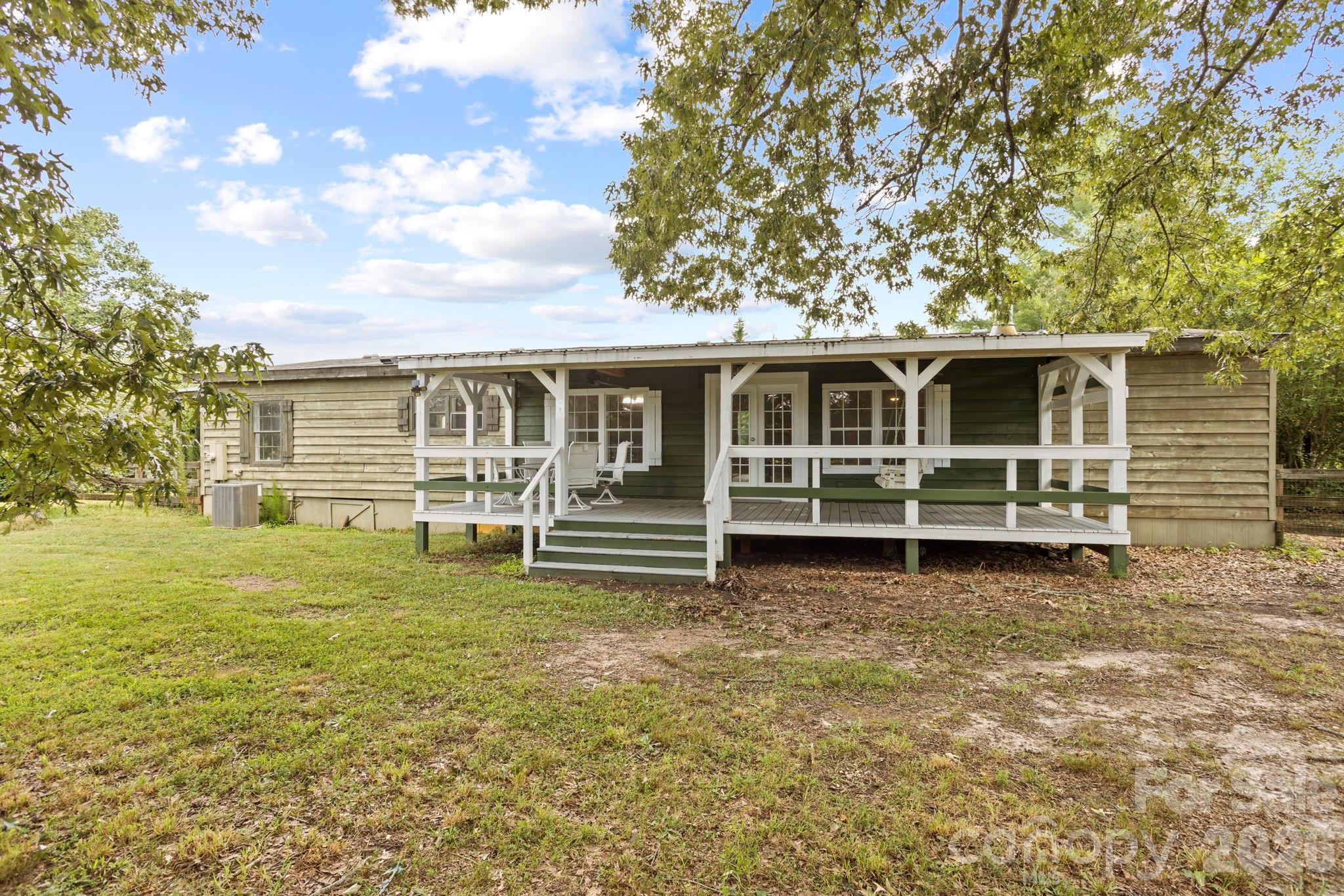 1896 E Green Creek Drive — Tryon