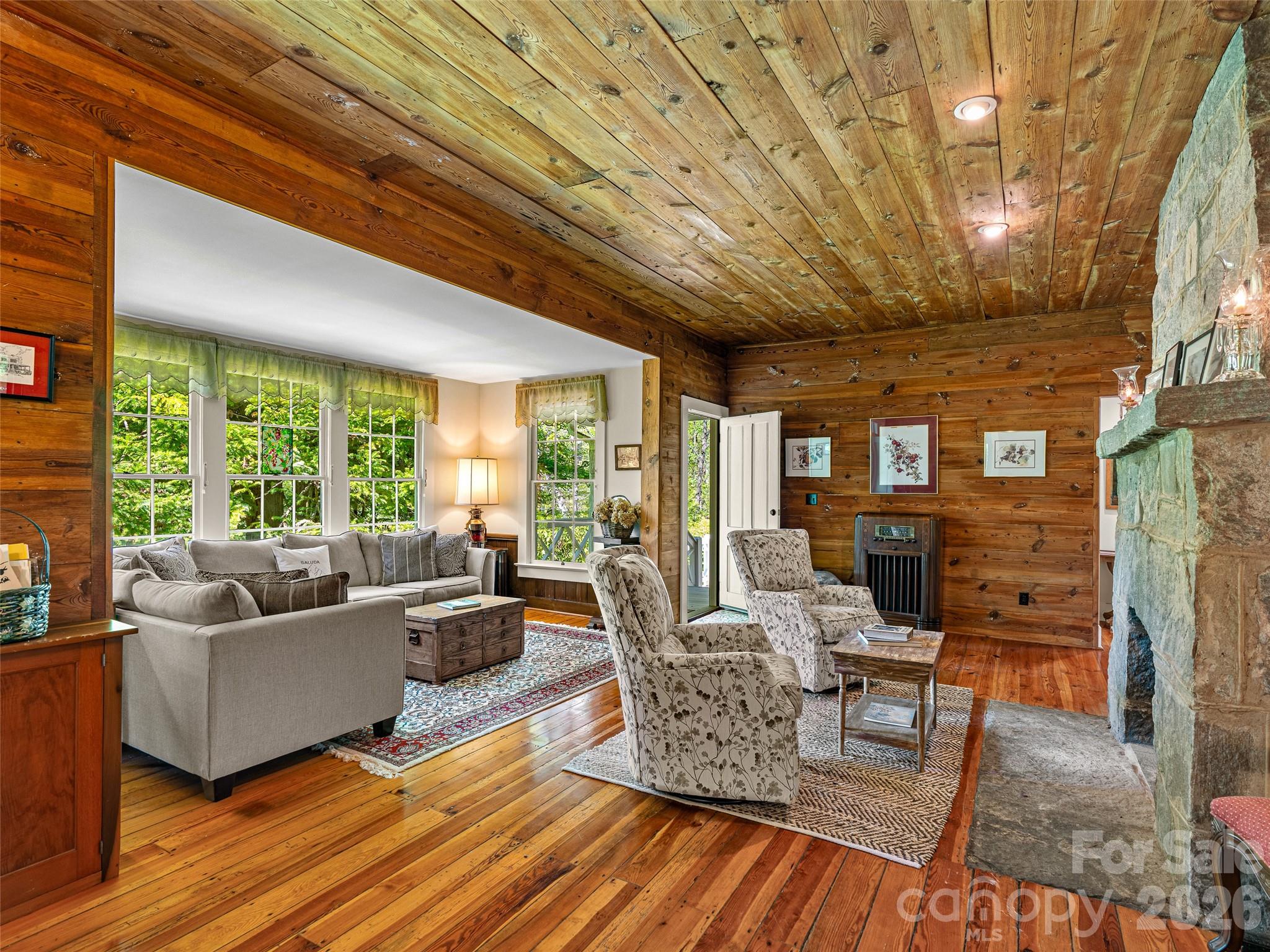 300 Ivy Terrace Drive — Saluda