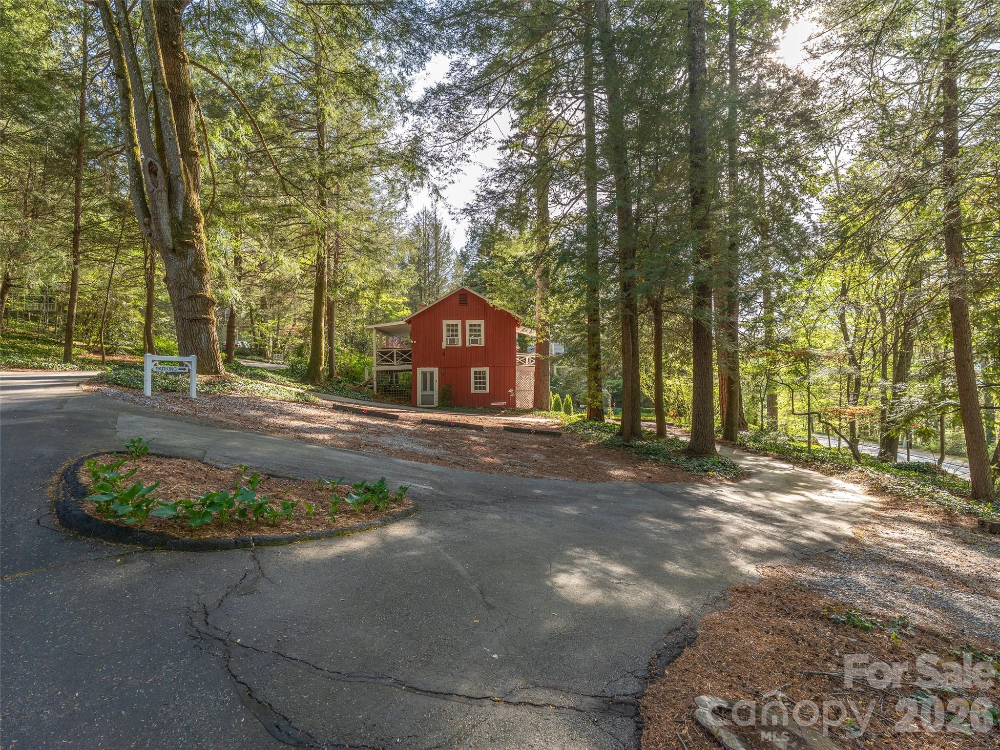 300 Ivy Terrace Drive — Saluda