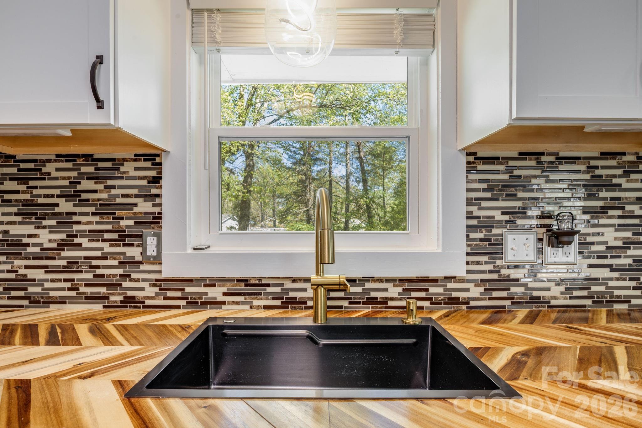 111 Sunset Hill Drive — Etowah