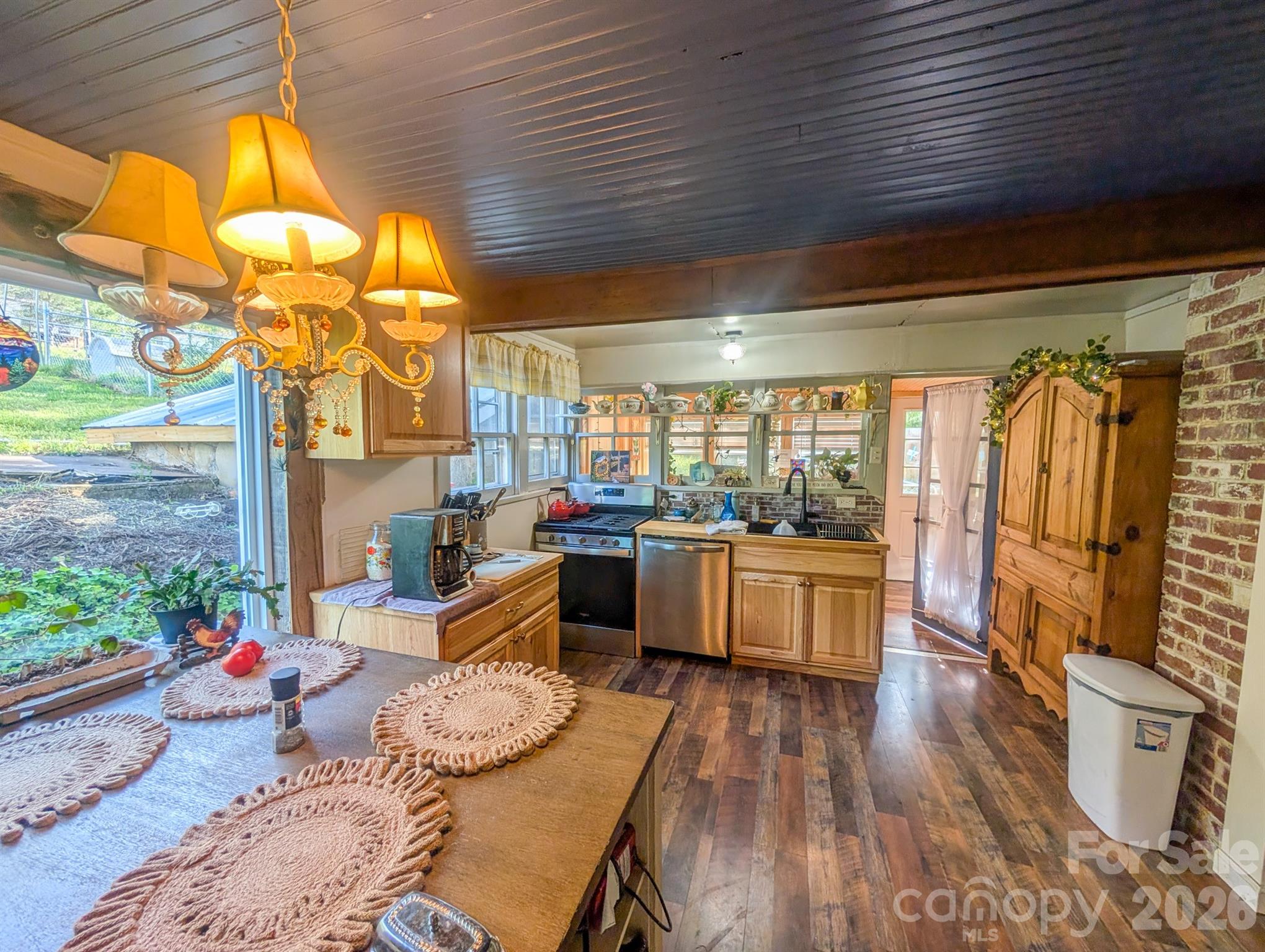 87 Henderson Lane — Burnsville