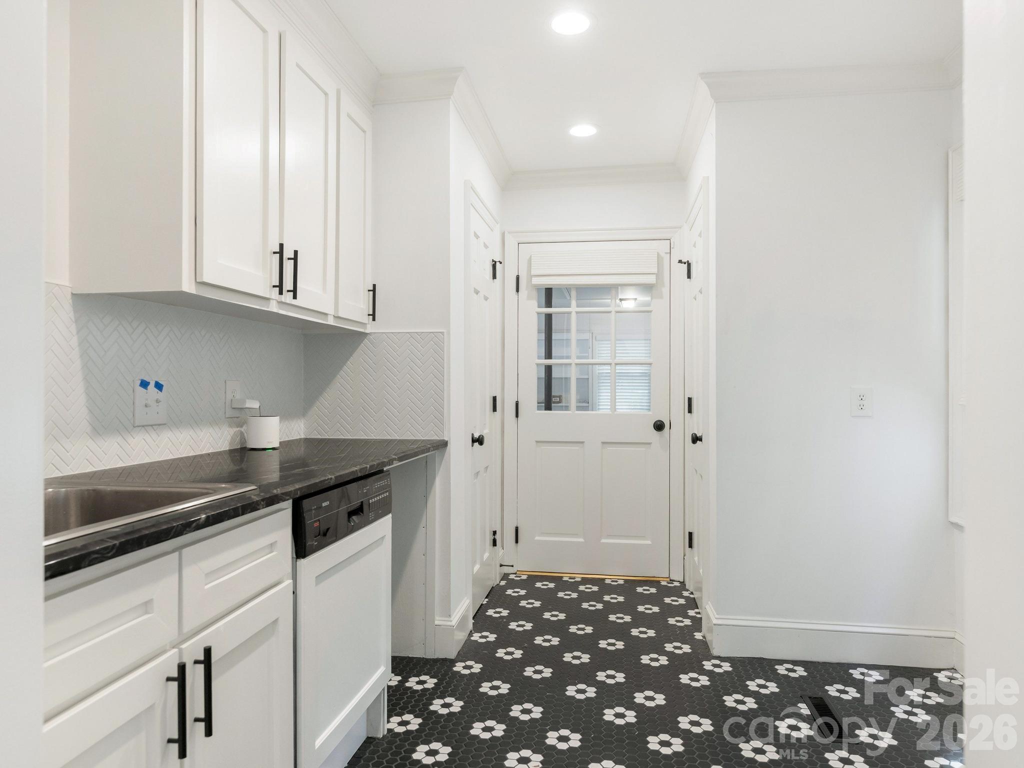 2738 Beverwyck Road — Charlotte