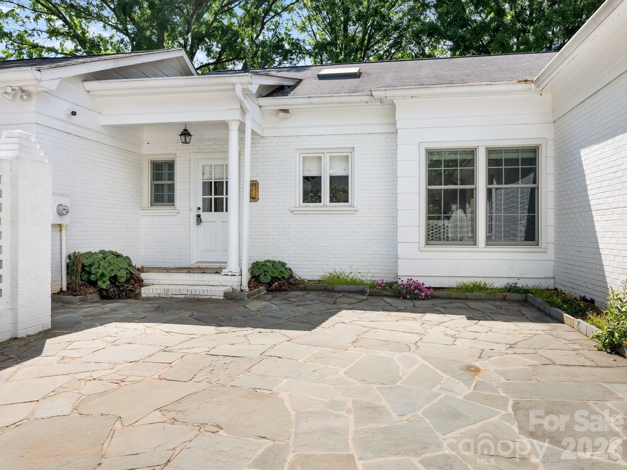 2738 Beverwyck Road — Charlotte