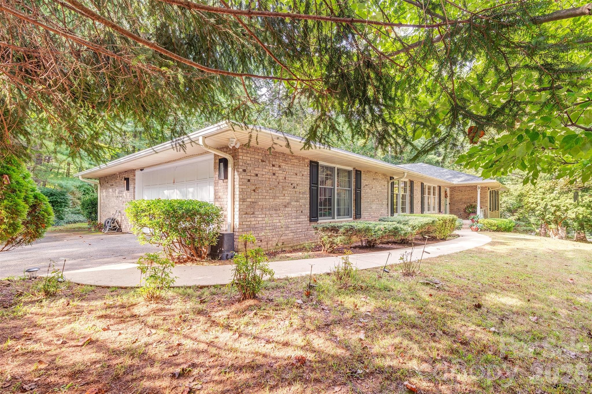 3 Sunningdale Drive — Flat Rock