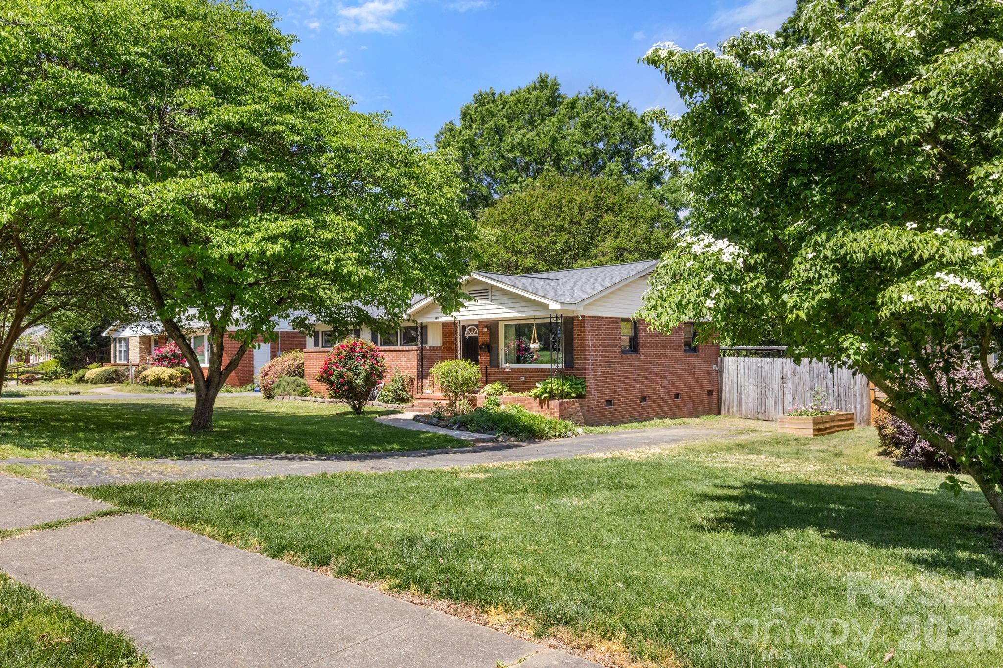 1527 Woodhill Lane — Charlotte