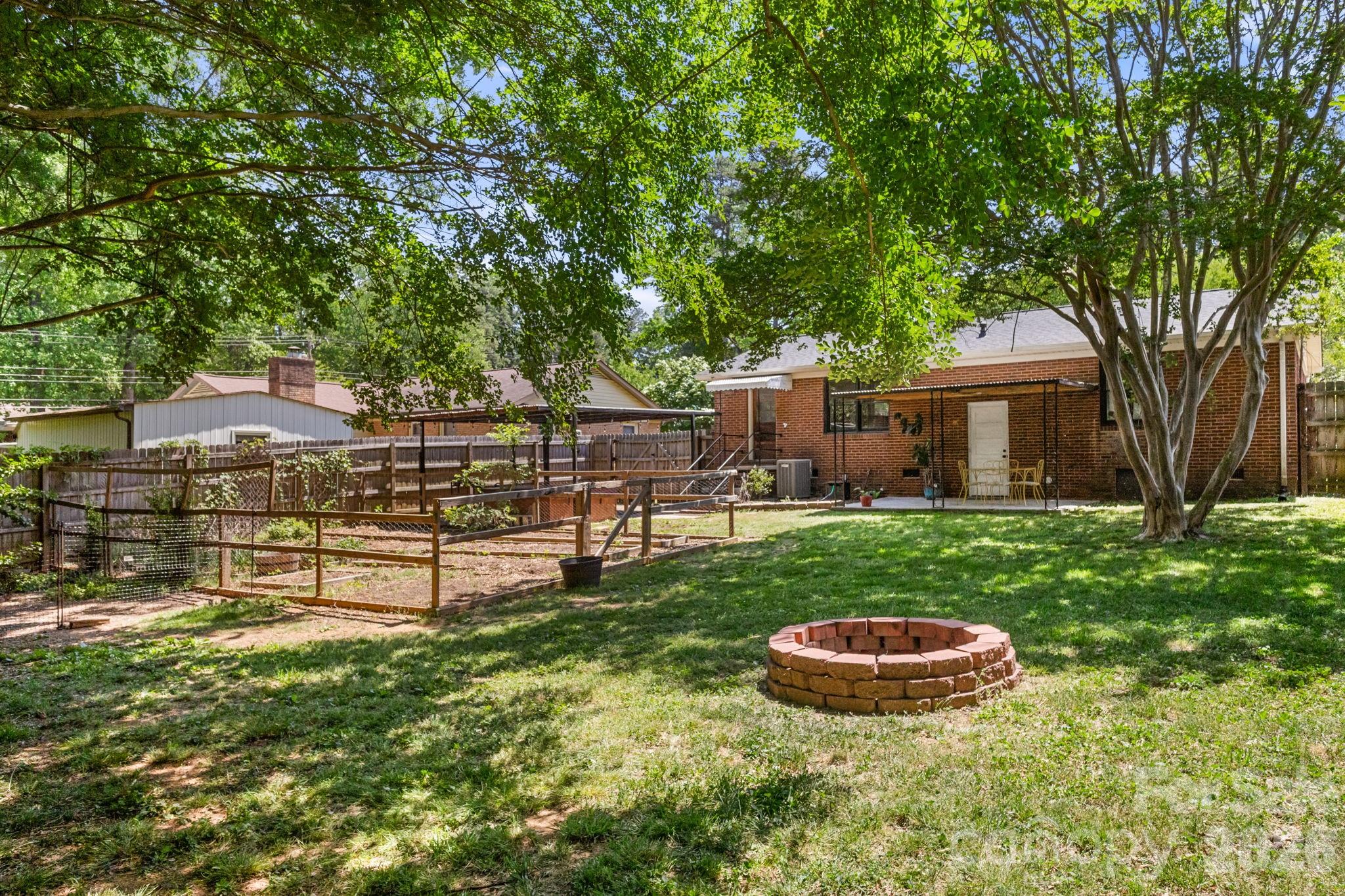 1527 Woodhill Lane — Charlotte