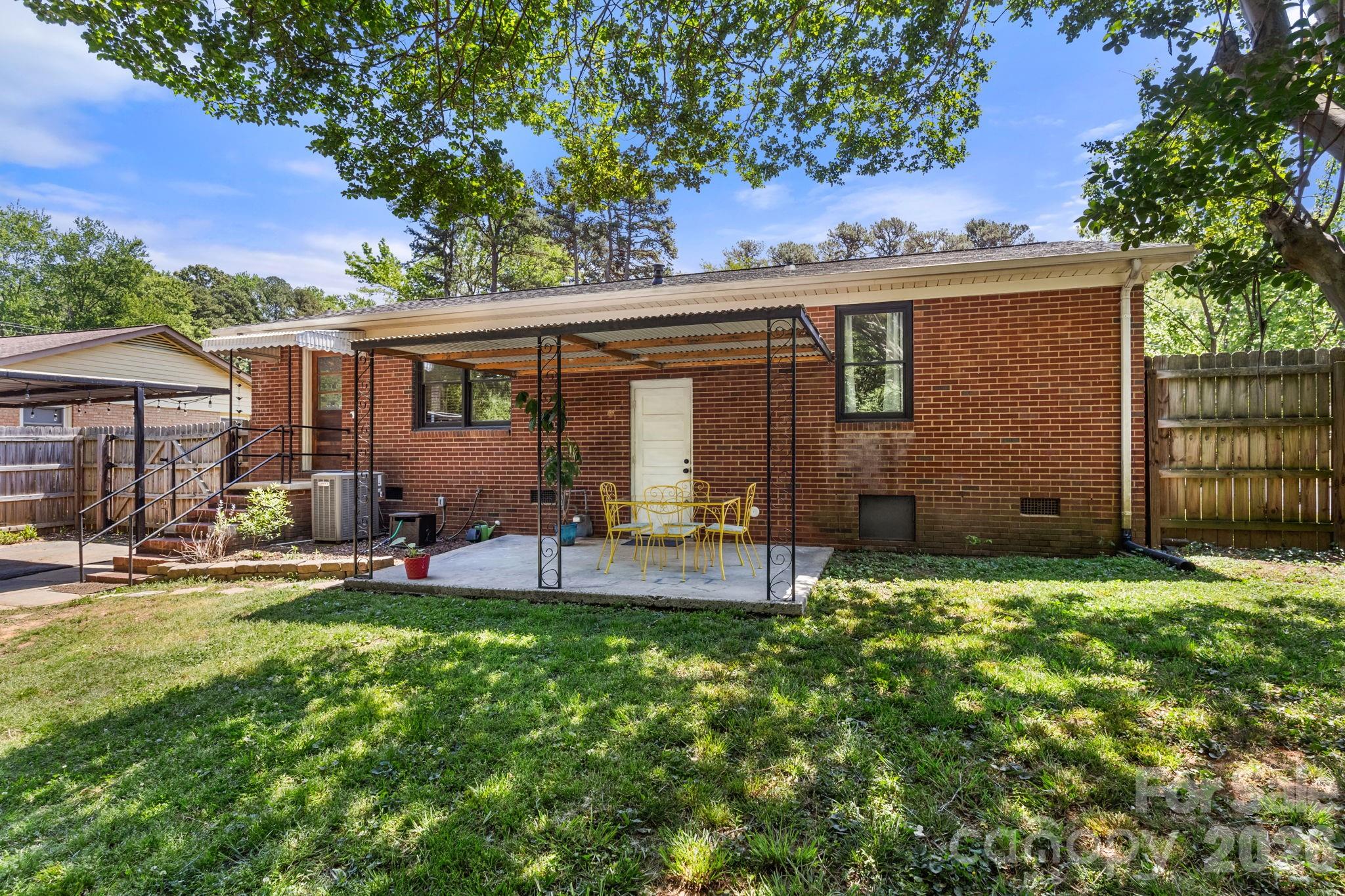 1527 Woodhill Lane — Charlotte