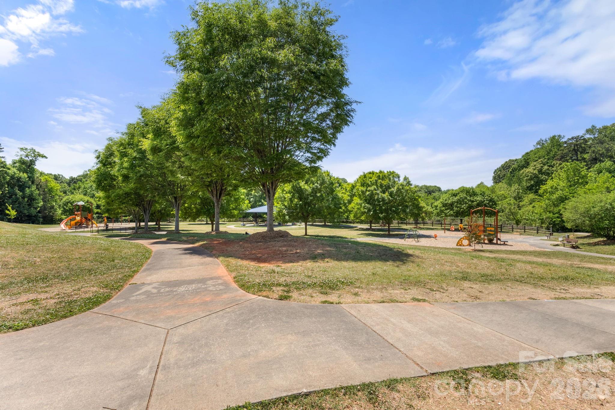 1527 Woodhill Lane — Charlotte