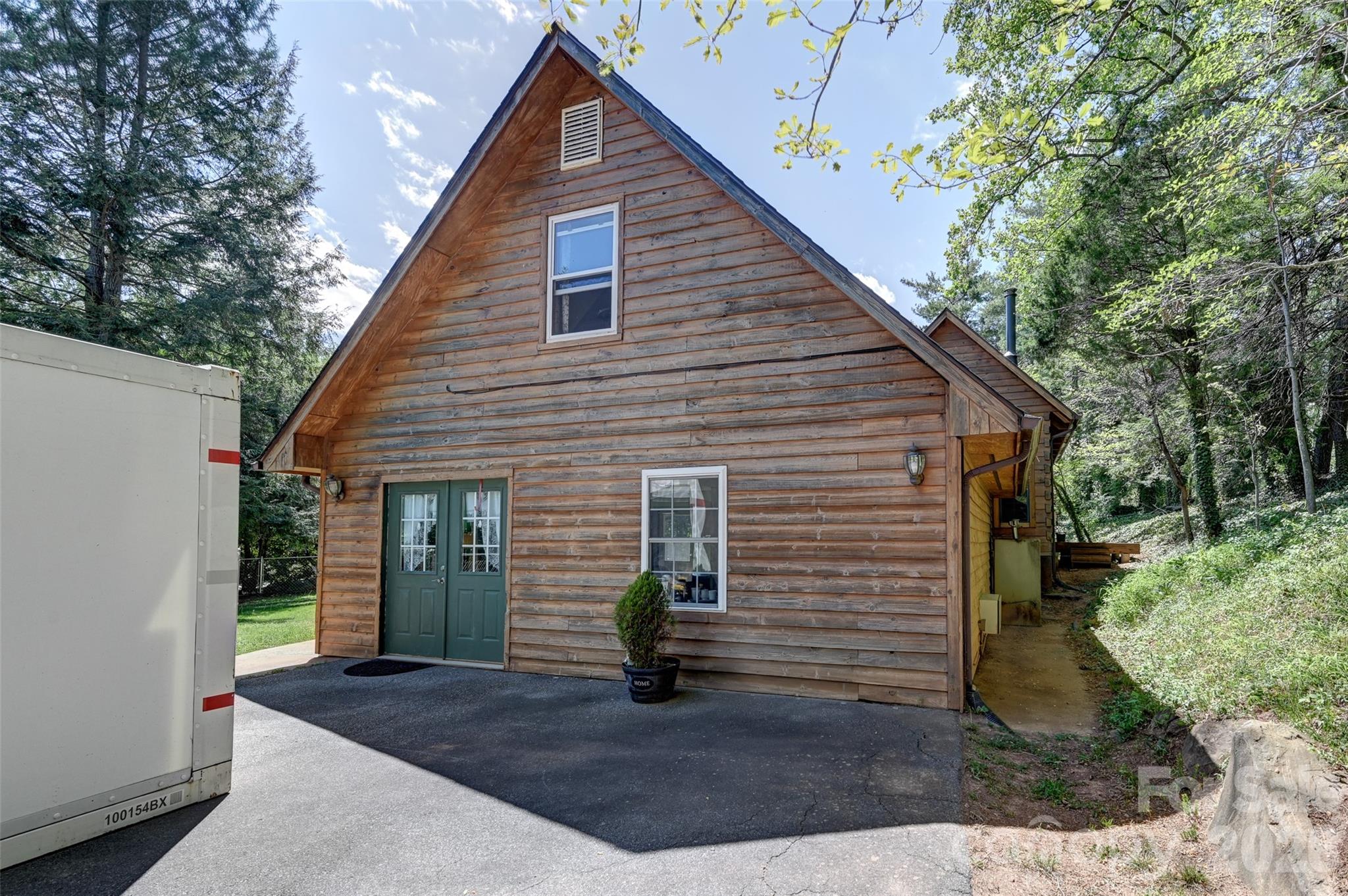 10 Black Locust Drive — Asheville