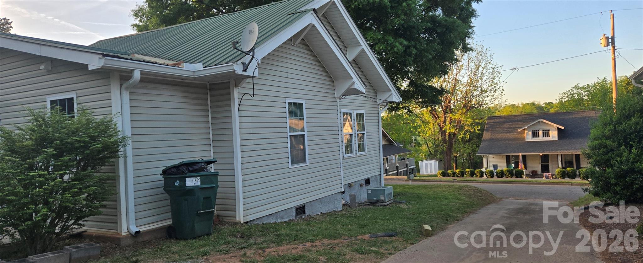 227 W B Street — Newton
