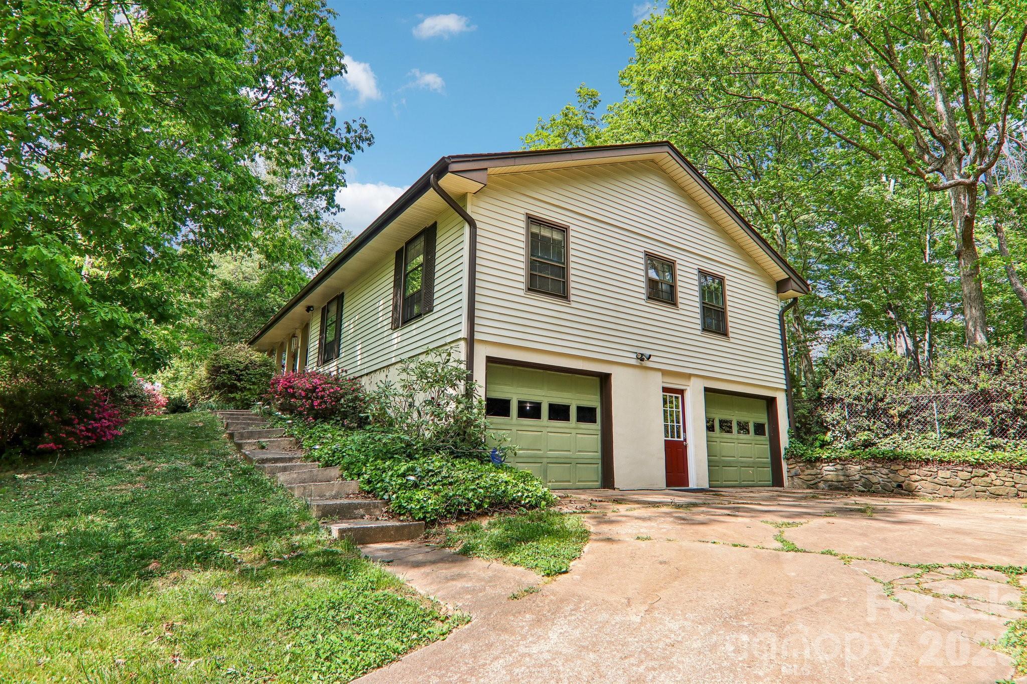14 Forest Ridge Drive — Arden