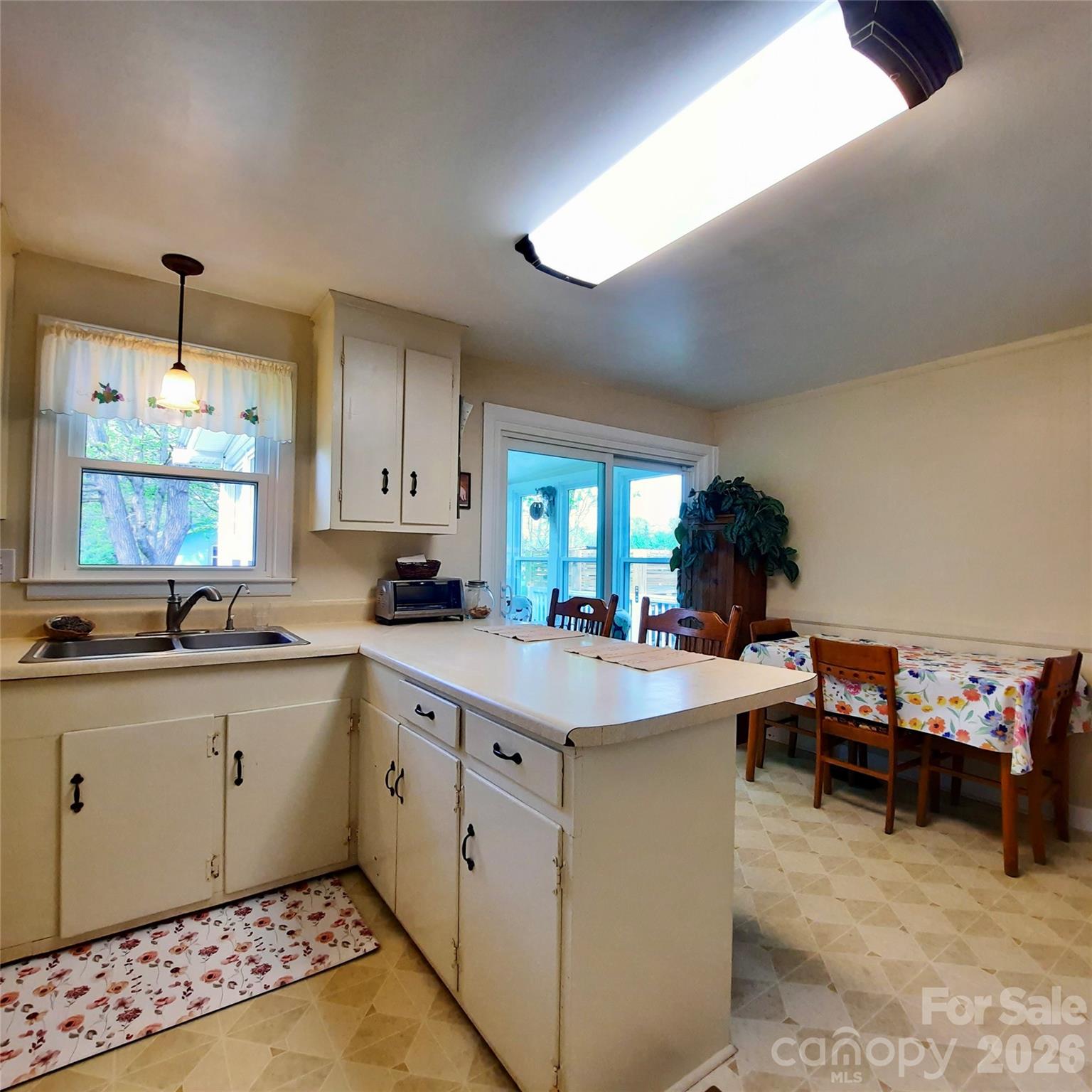 604 Substation Street — Hendersonville