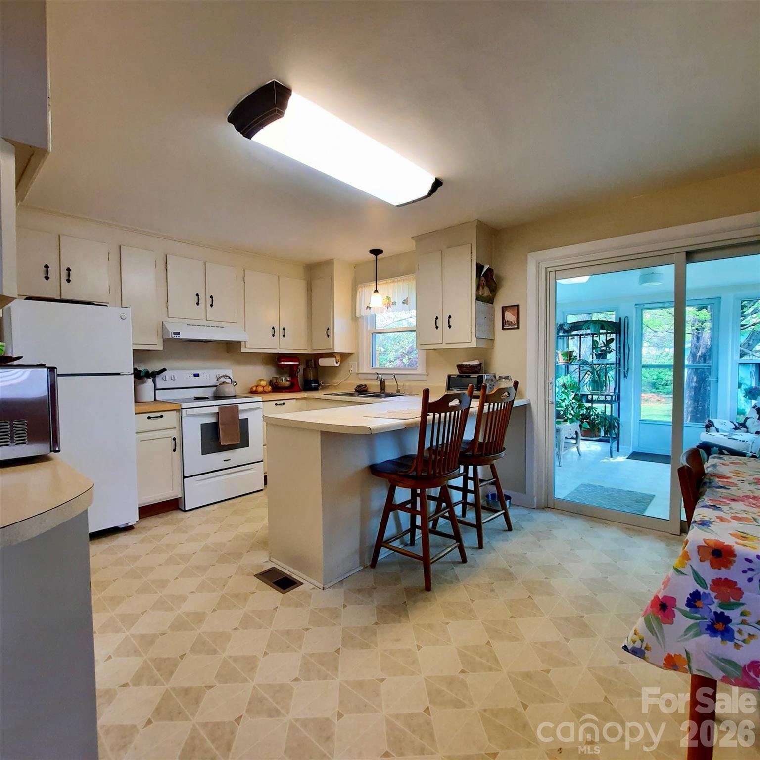 604 Substation Street — Hendersonville